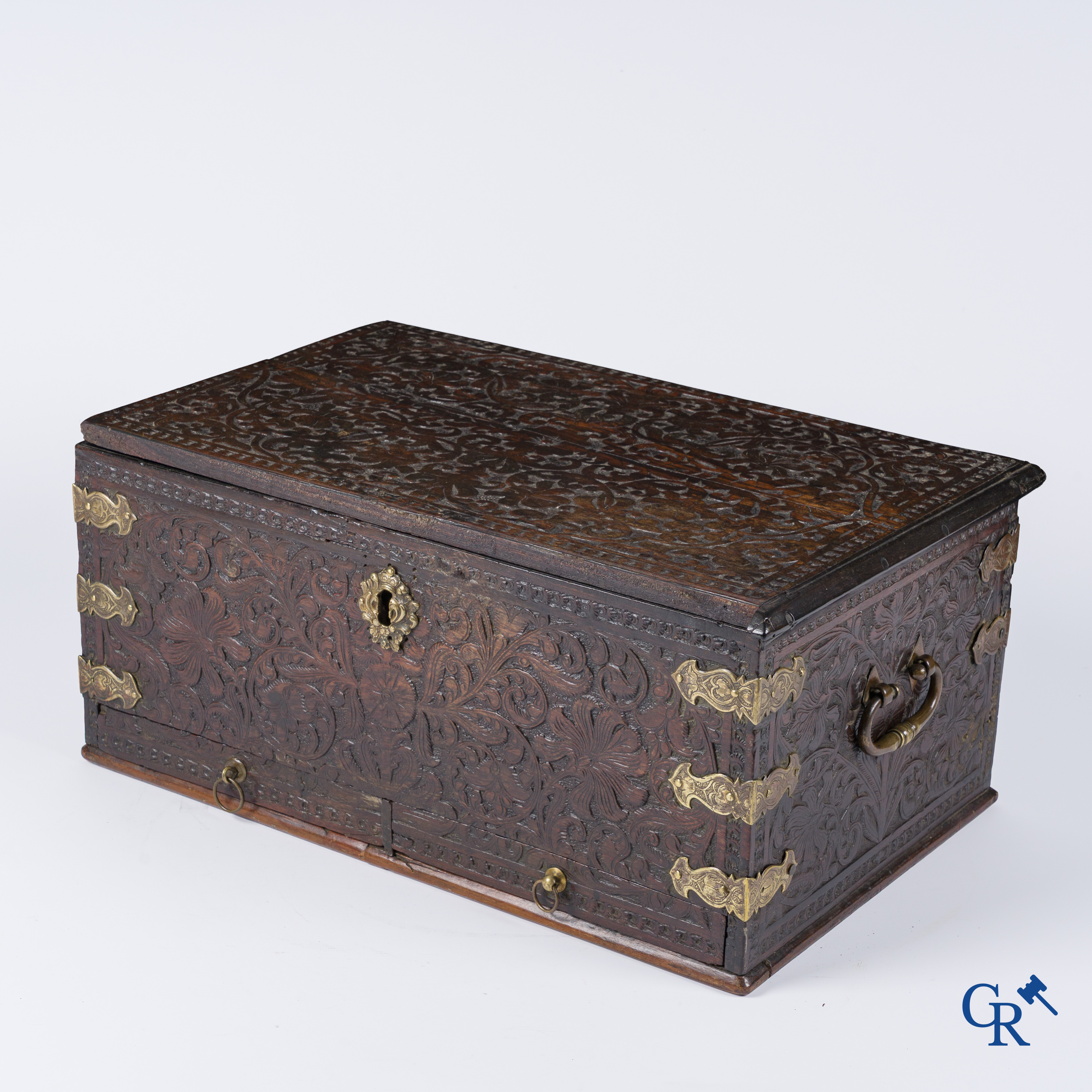 Un coffret colonial finement sculptée en bois exotique et bronze. XVIIe-XVIIIe siècle.