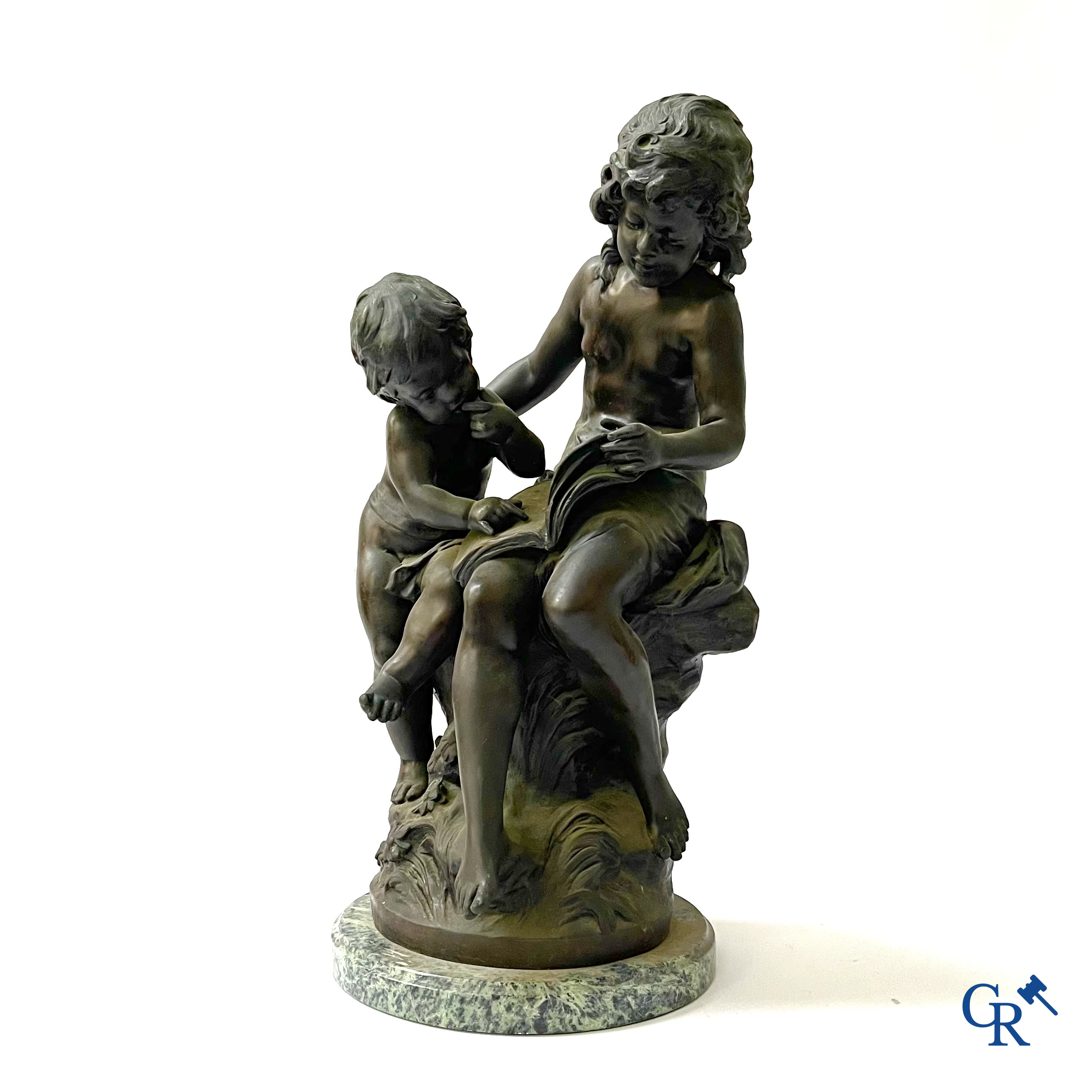 Auguste Moreau (naar) Bronzen beeld op sokkel in groene marmer. Postuum. 20ste eeuw.