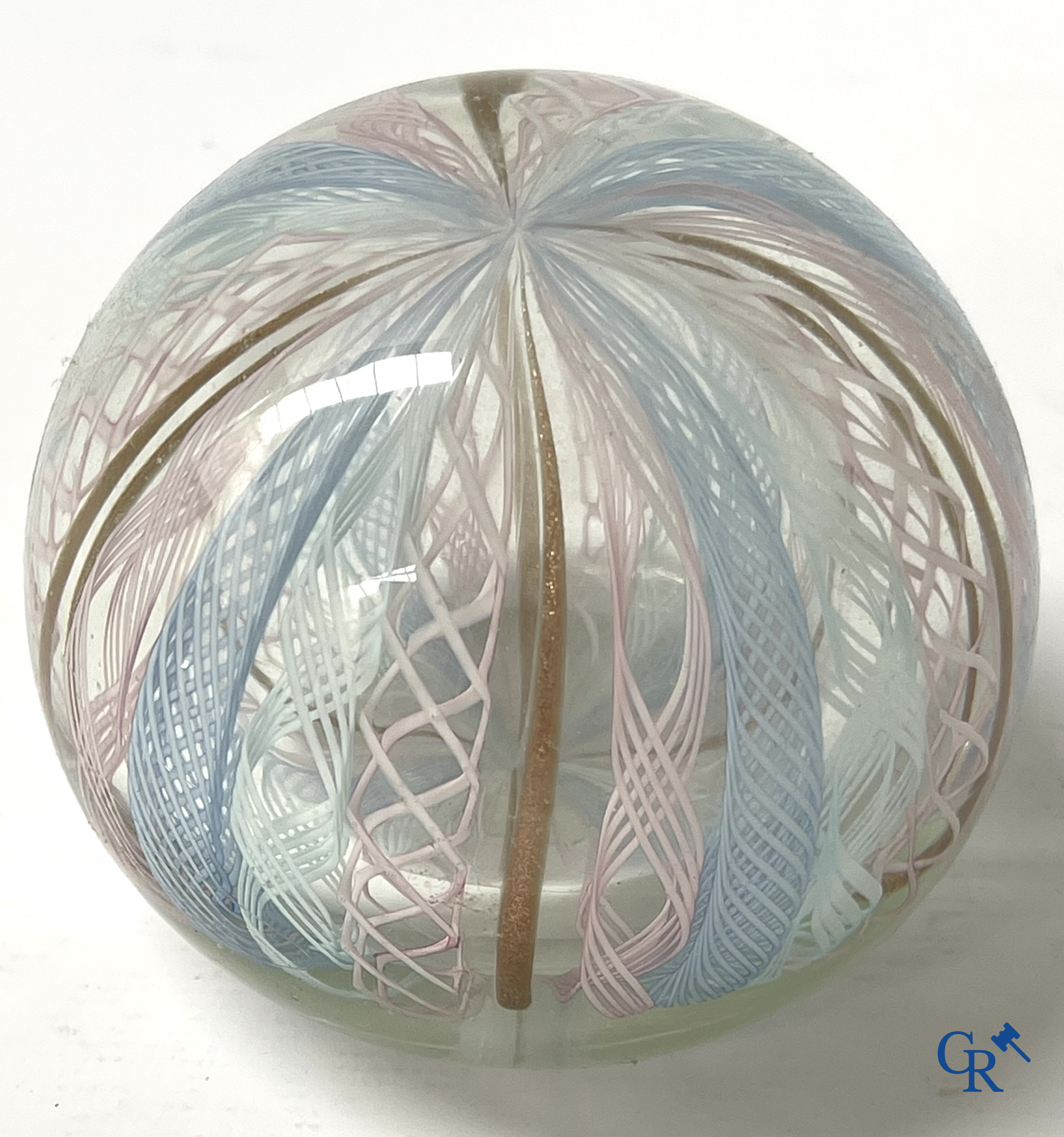 Meerdere presse-papiers en sulfure objecten waaronder een zeldzaam boule presse-papier met voorstelling van Henri II.