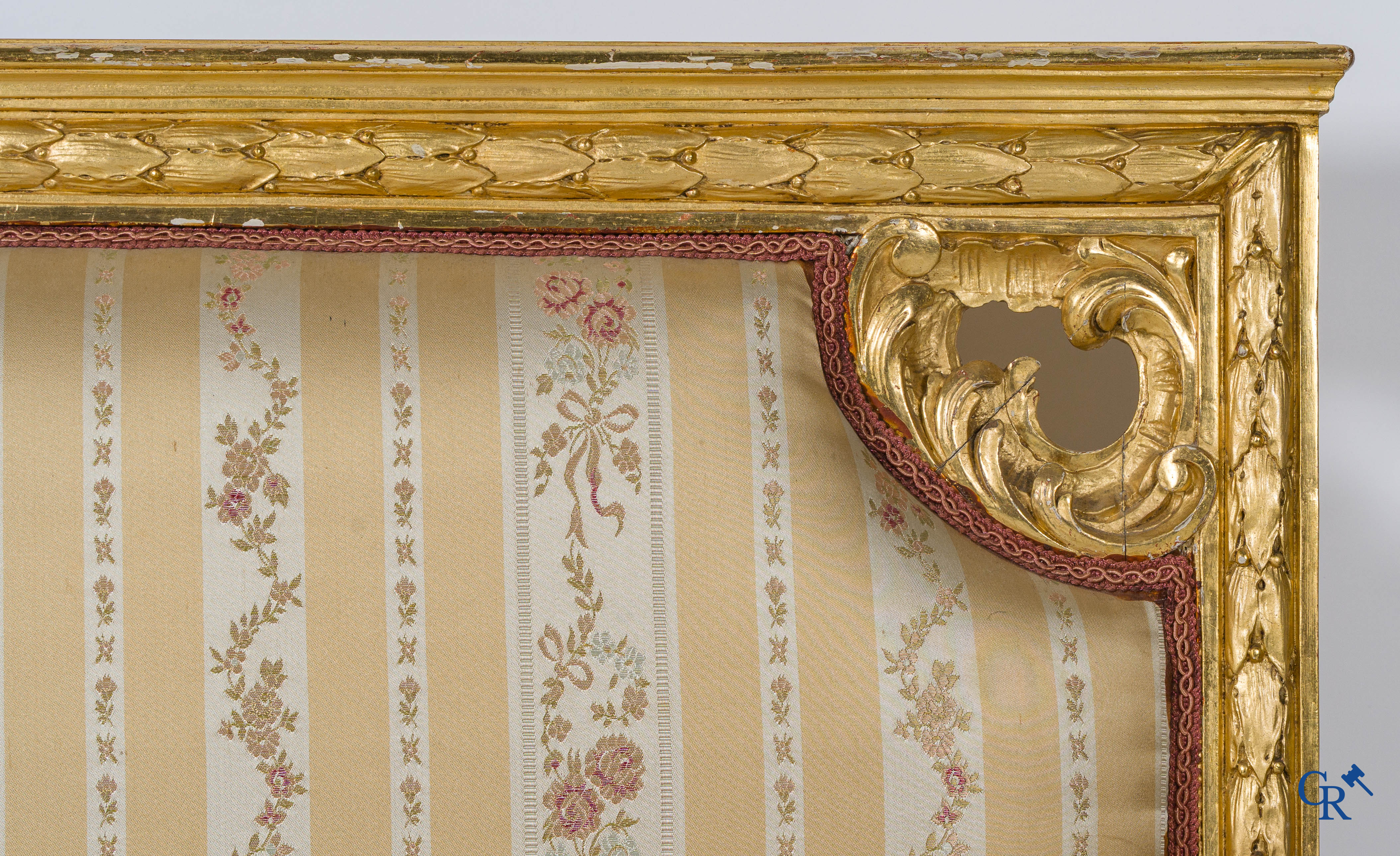 Napoleon III-periode. Een imposante 5-delig rijkelijk hout gesculpteerde en vergulde salon. Circa 1880.