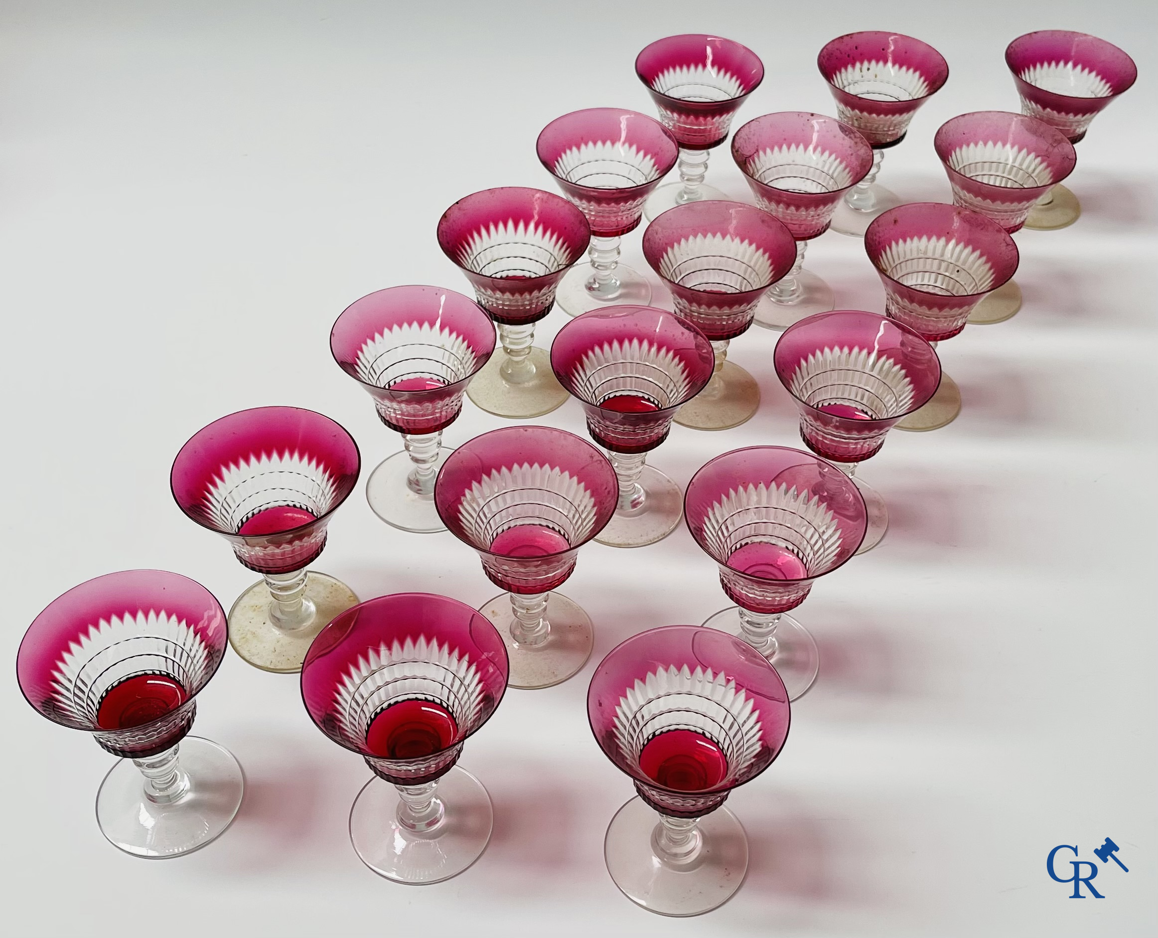 Een uitgebreid servies in rood geslepen kristal, hoogstwaarschijnlijk Val Saint Lambert.