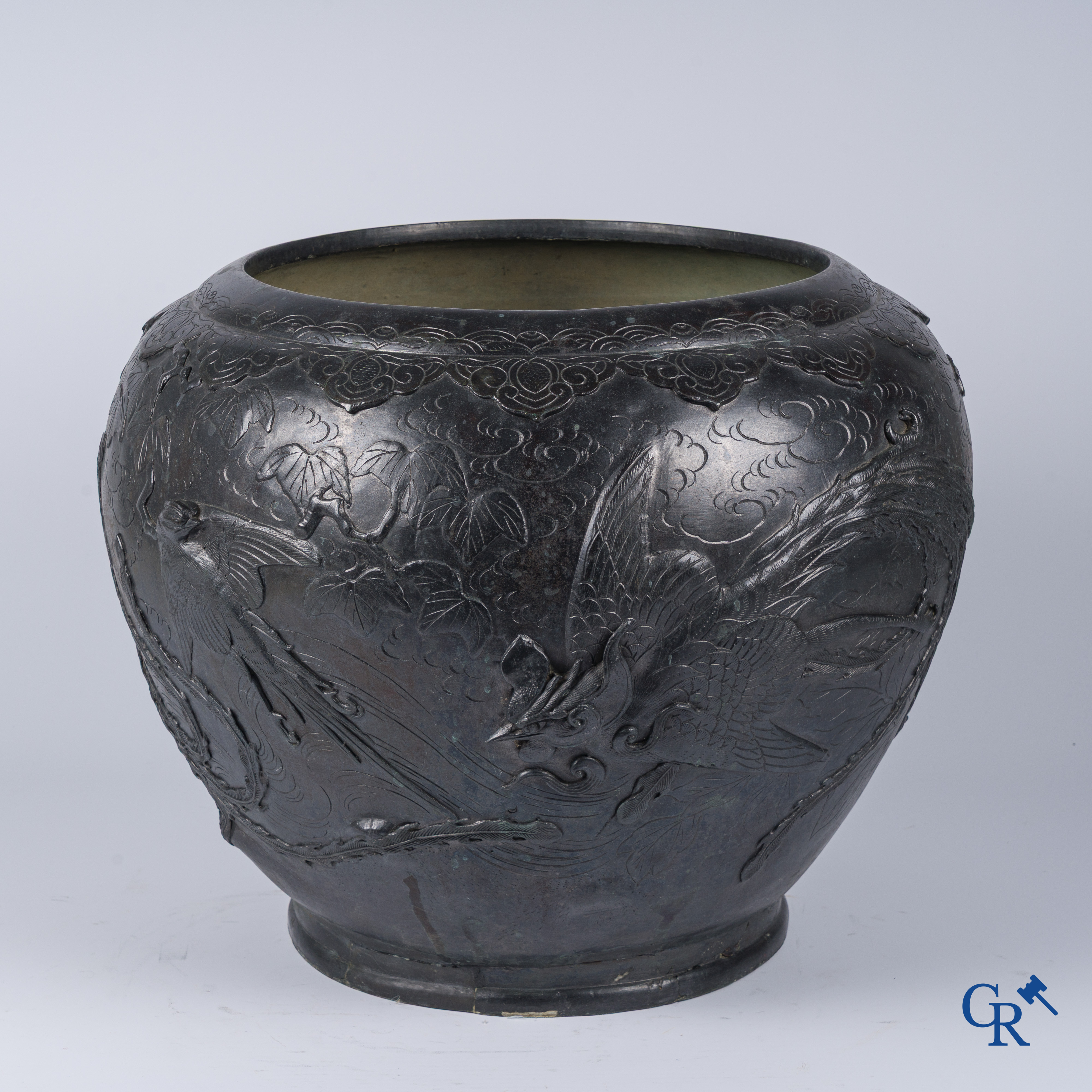 Art Asiatique, une grande jardinière japonaise en bronze avec des oiseaux phénix. 19ème siècle.