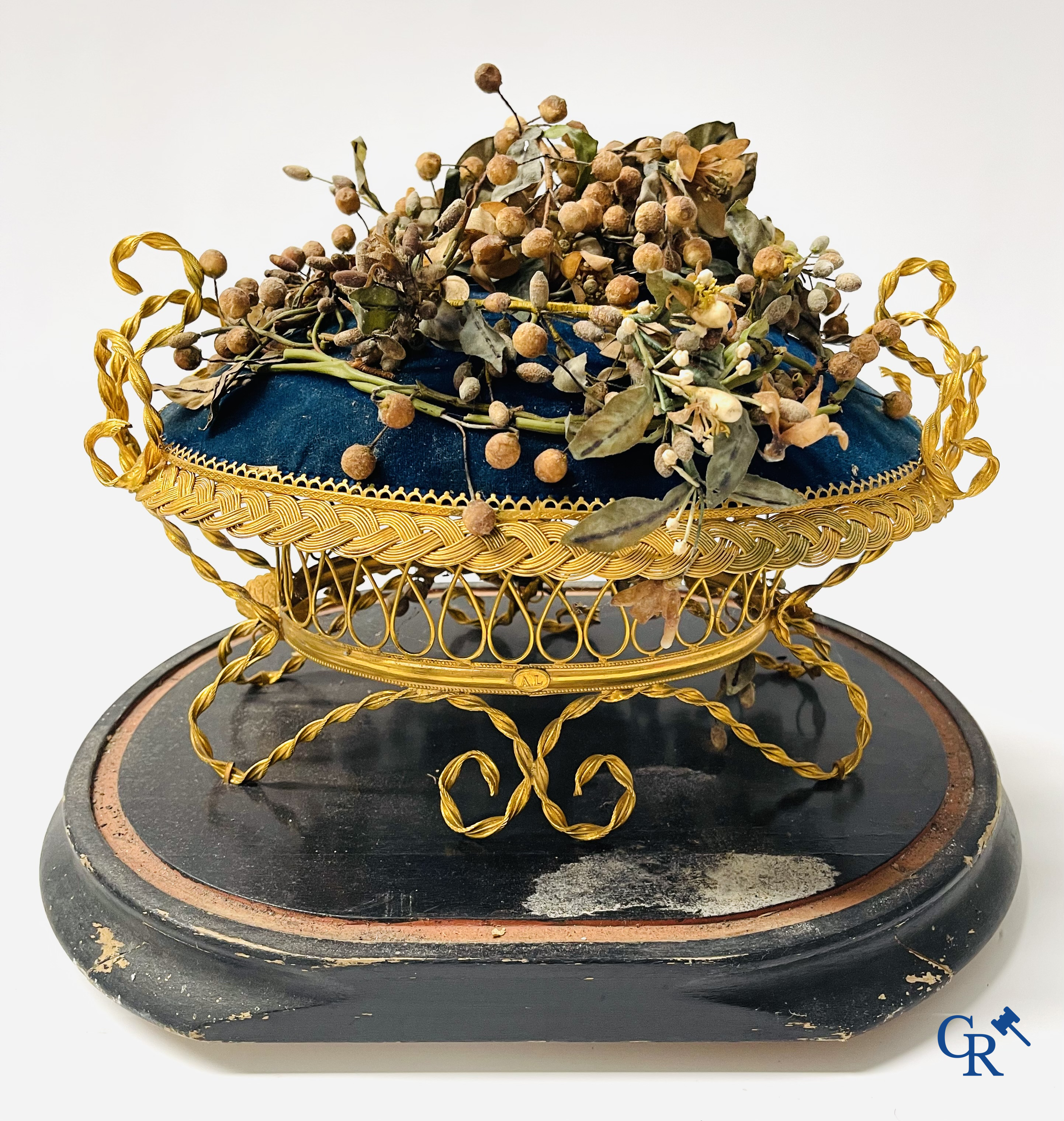 2 glass domes with a bridal bouquet on a cushion with a foot in gilded metal and a foot in Paris porcelain.