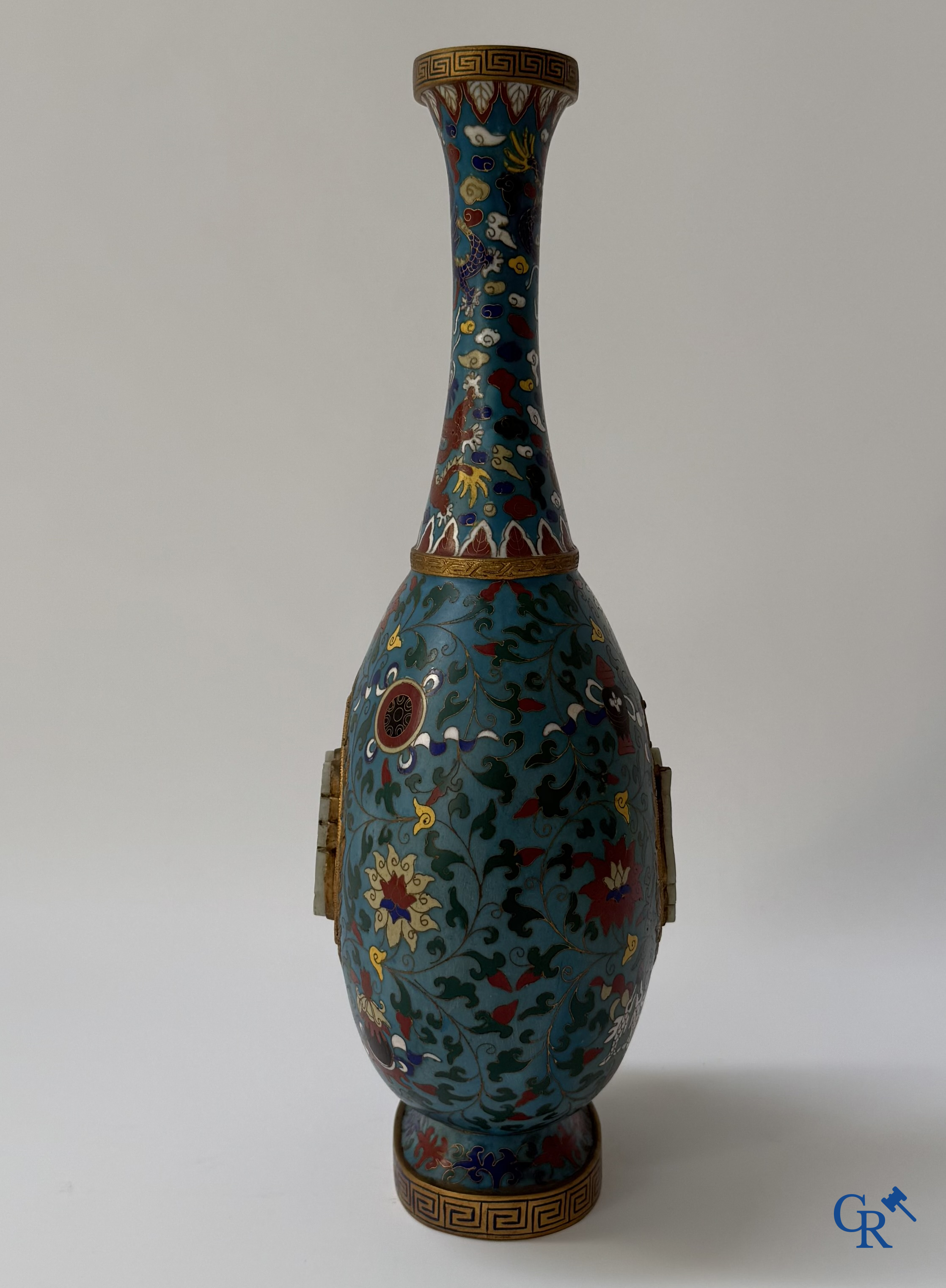 Aziatica, een Chinese cloisonné vaas met draken- en bloemendecor, opgelegd met een jade amulet.