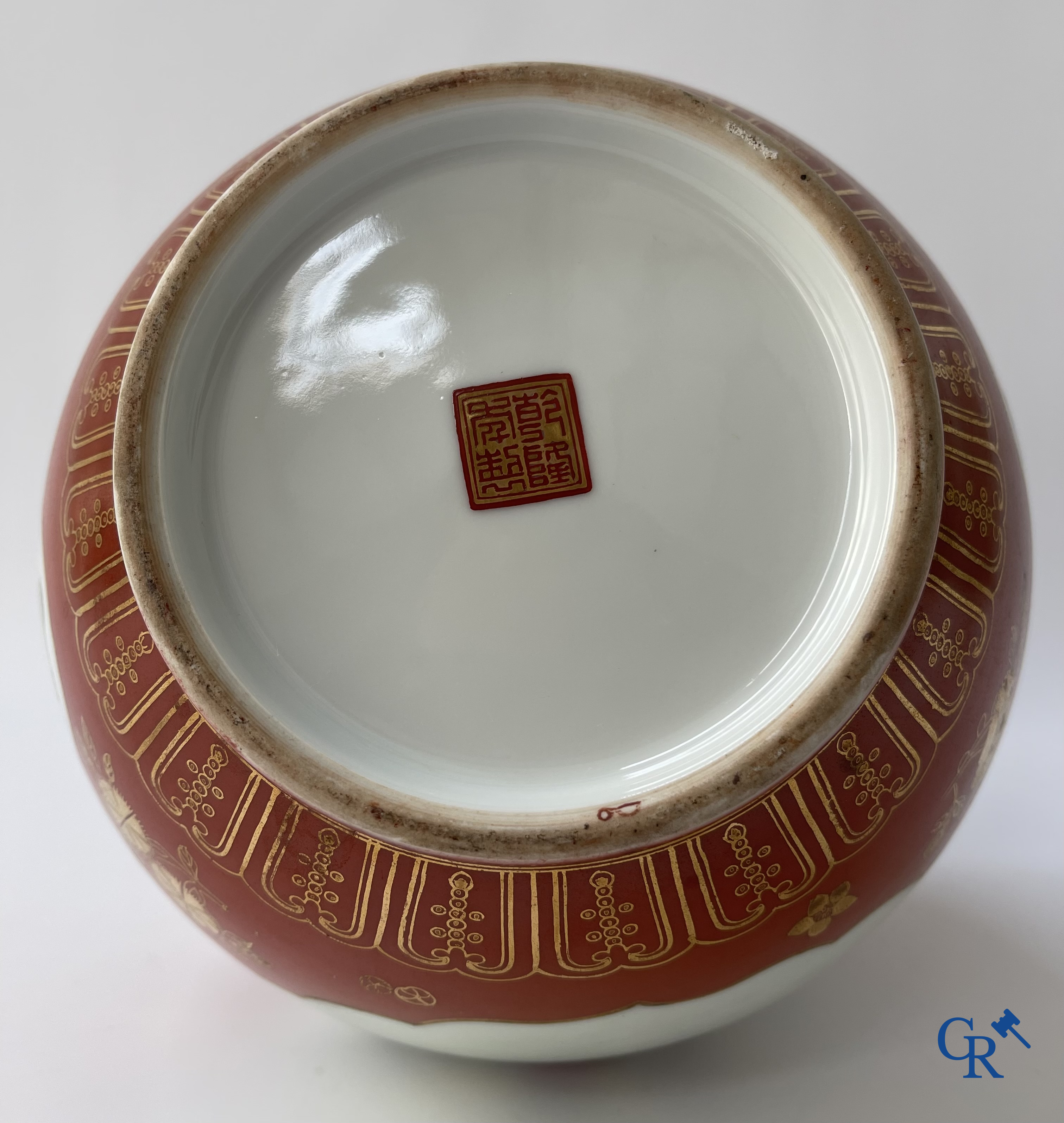 Aziatica, Chinees porselein. Een Chinese vaas met personages. Met zegelmerk. 20ste eeuw.