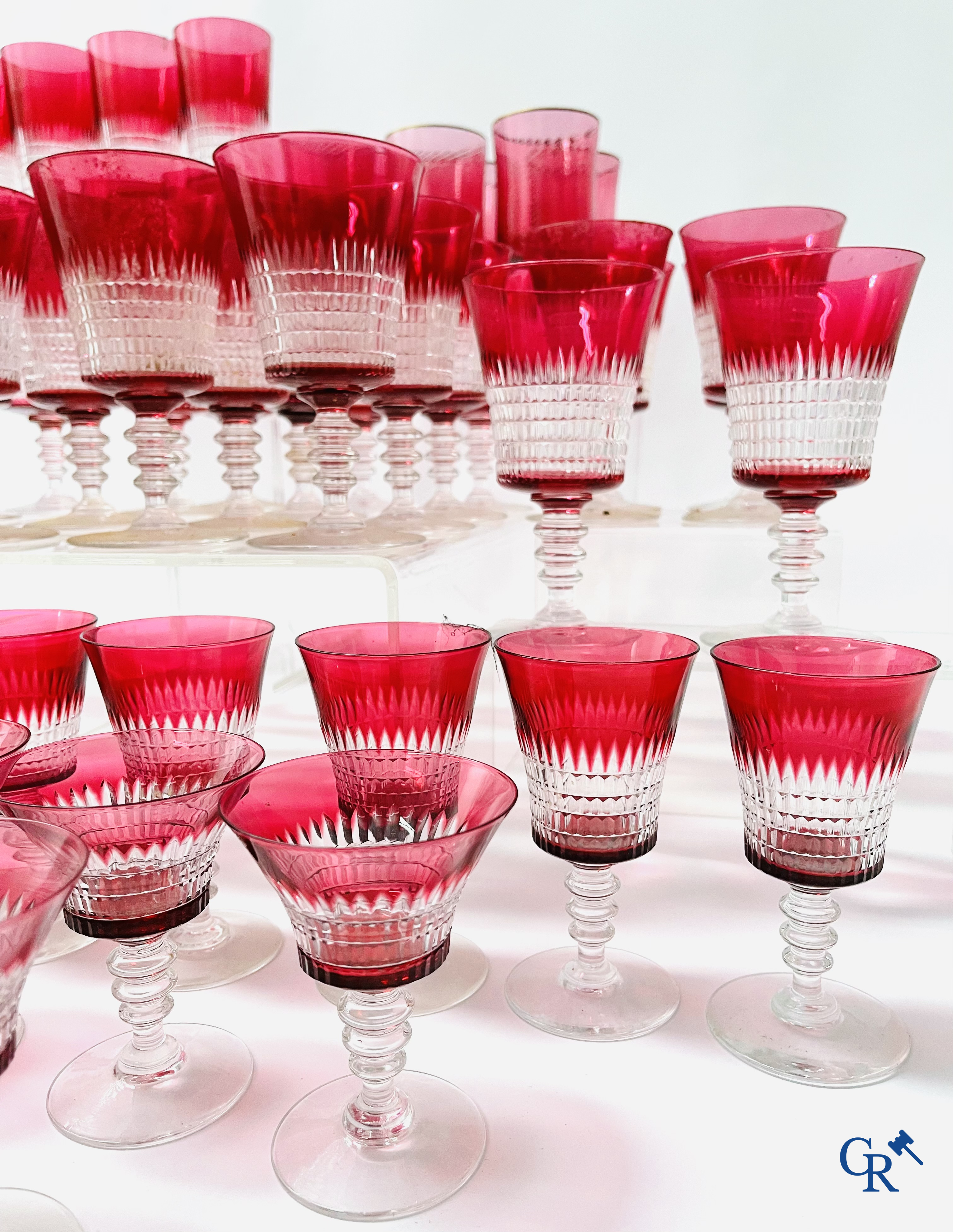 Een uitgebreid servies in rood geslepen kristal, hoogstwaarschijnlijk Val Saint Lambert.