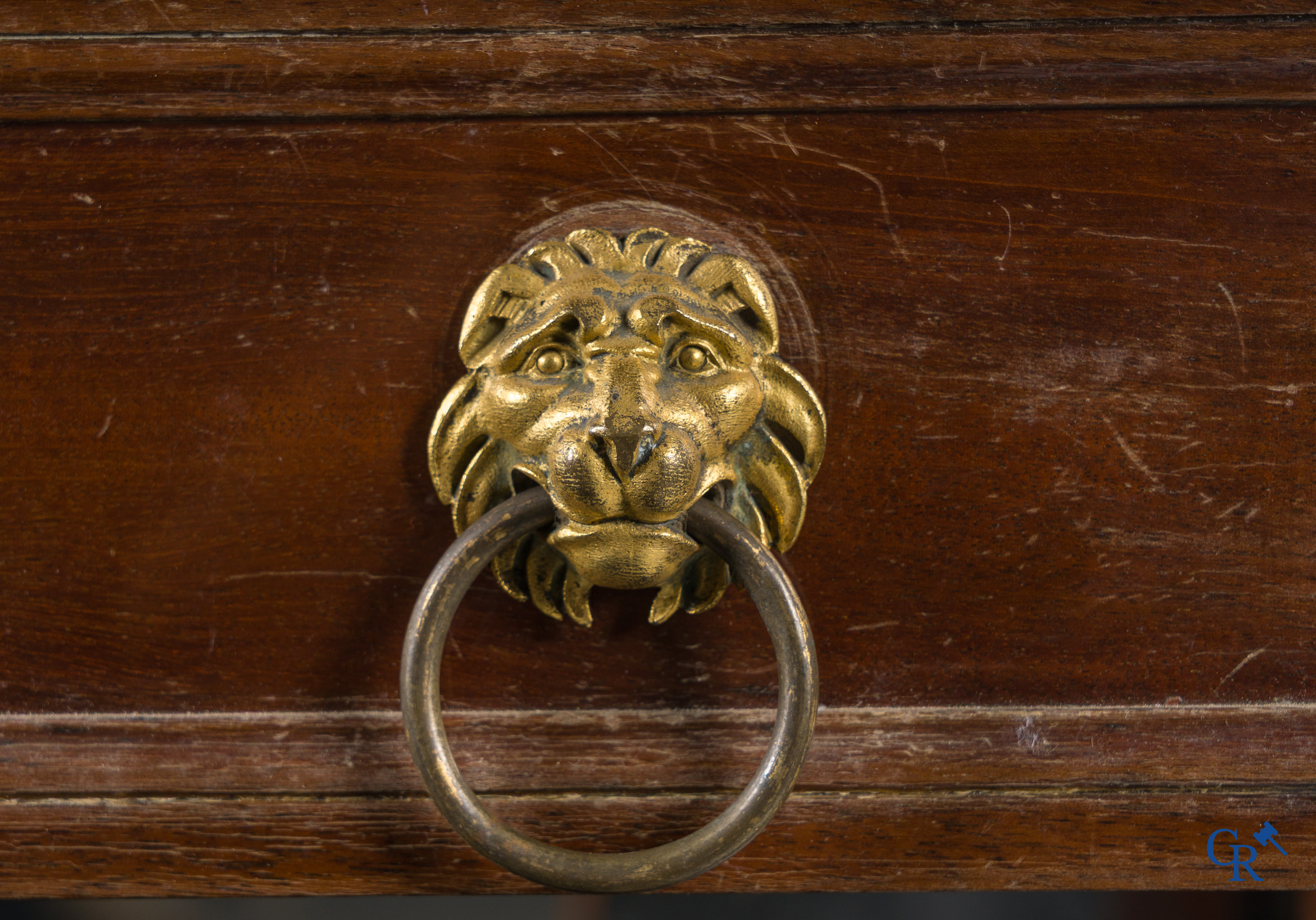 Empire tijdperk, een console in mahonie met vergulde Egyptische bustes. Gemerkt Jacob. Circa 1810.