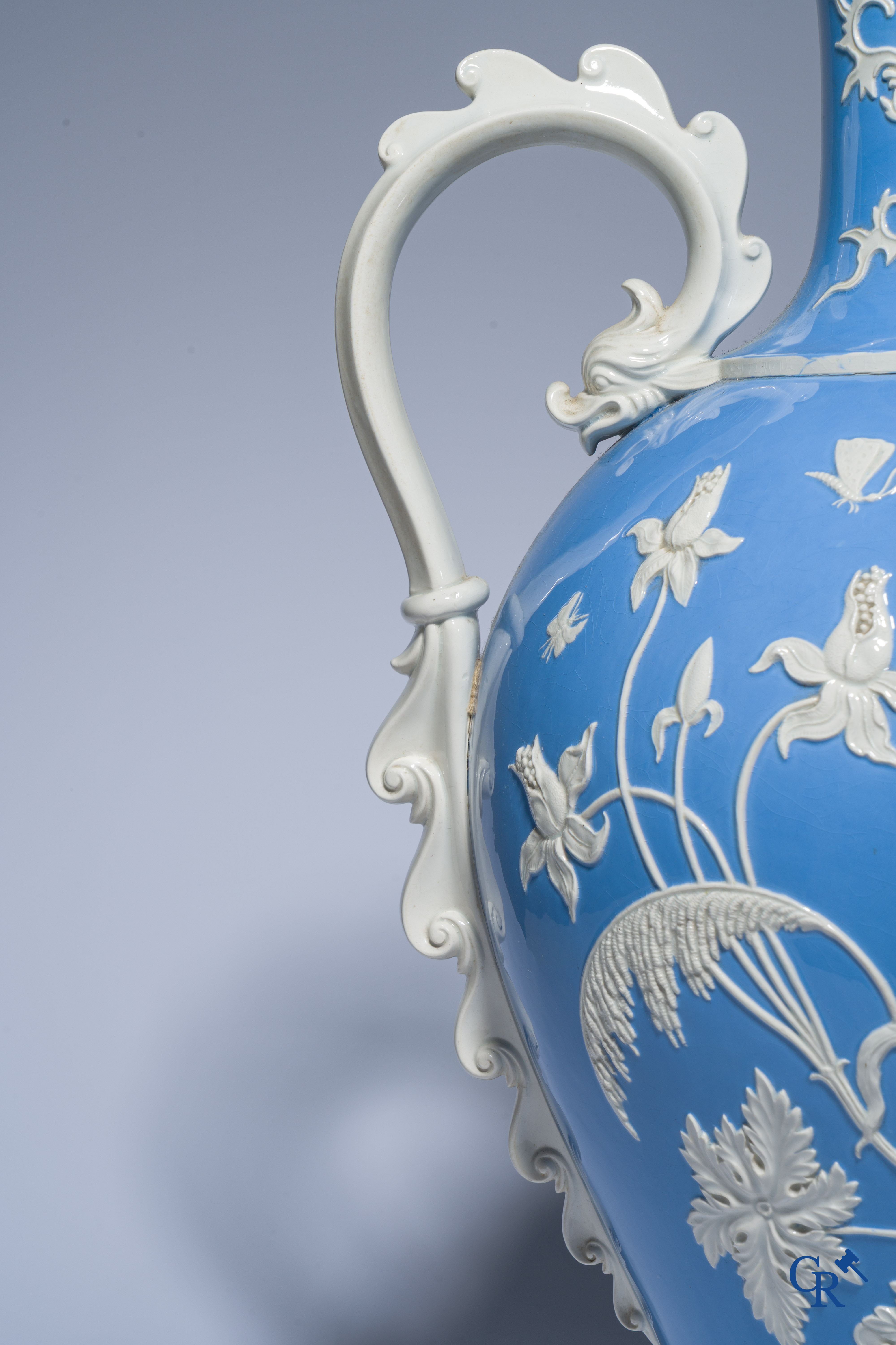 Exceptional and imposing vase in faience with an Asian decor. In the style of Wedgwood or Mintons. 19th century.