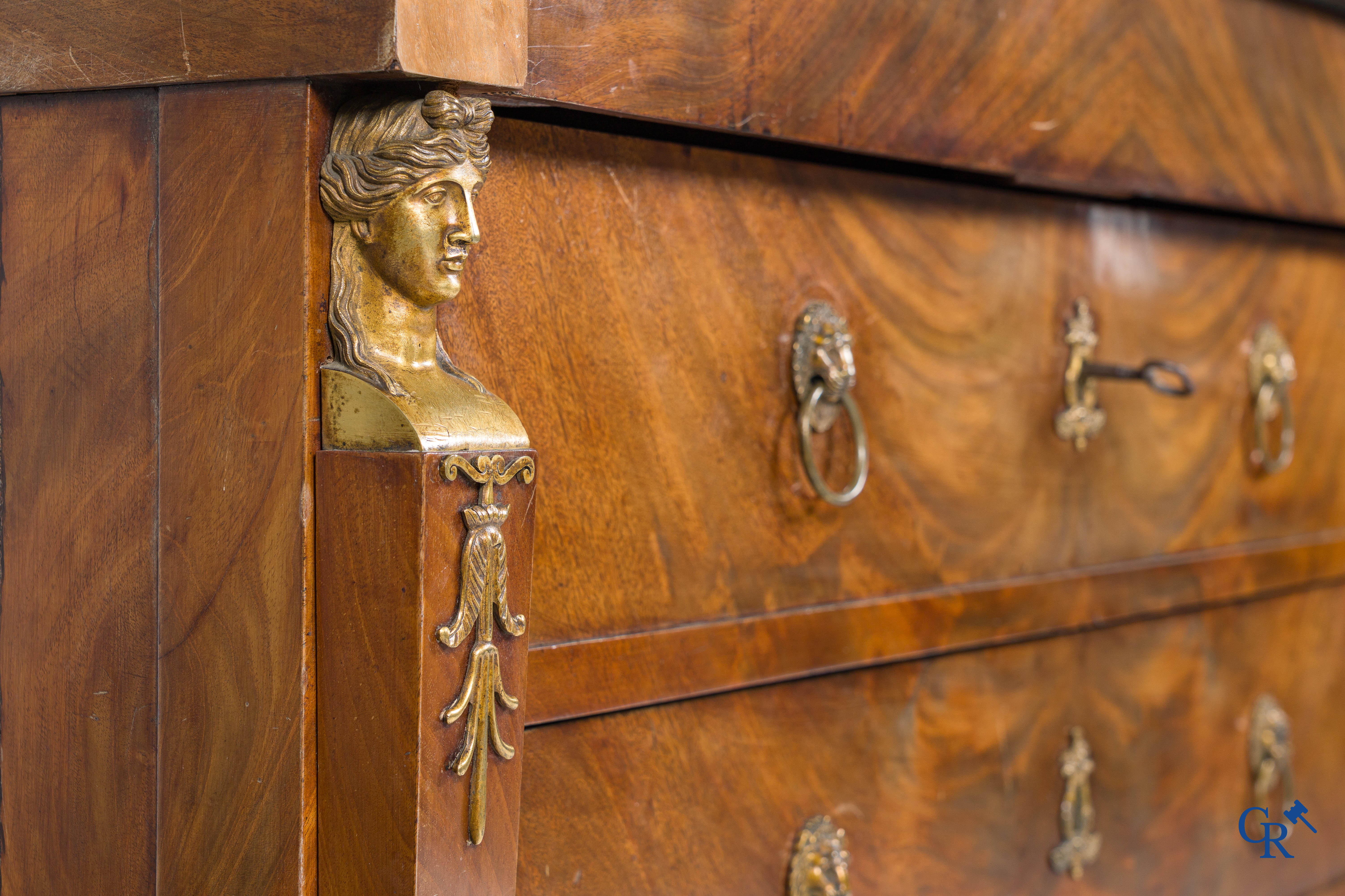 Chapuis, een commode in mahoniehout met fijn geciseleerde bronzen, zogenaamd Retour d'Egypte. Empire.