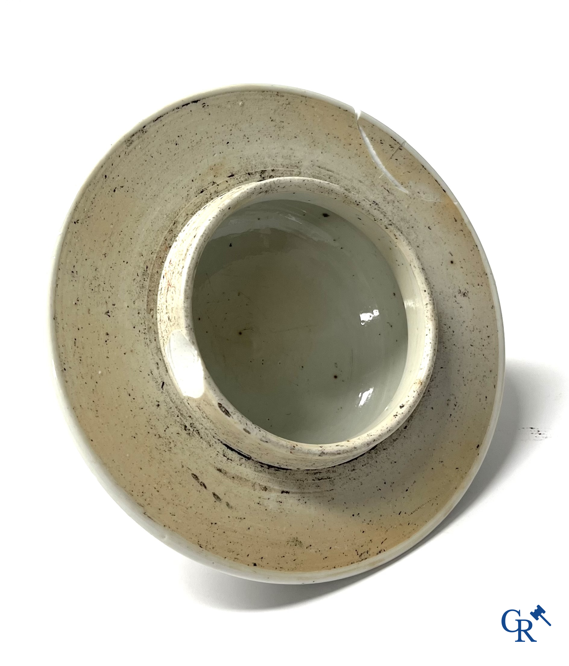 Aziatica, een Chinese famille verte dekselvaas met krijgers en paarden. 19e eeuw.