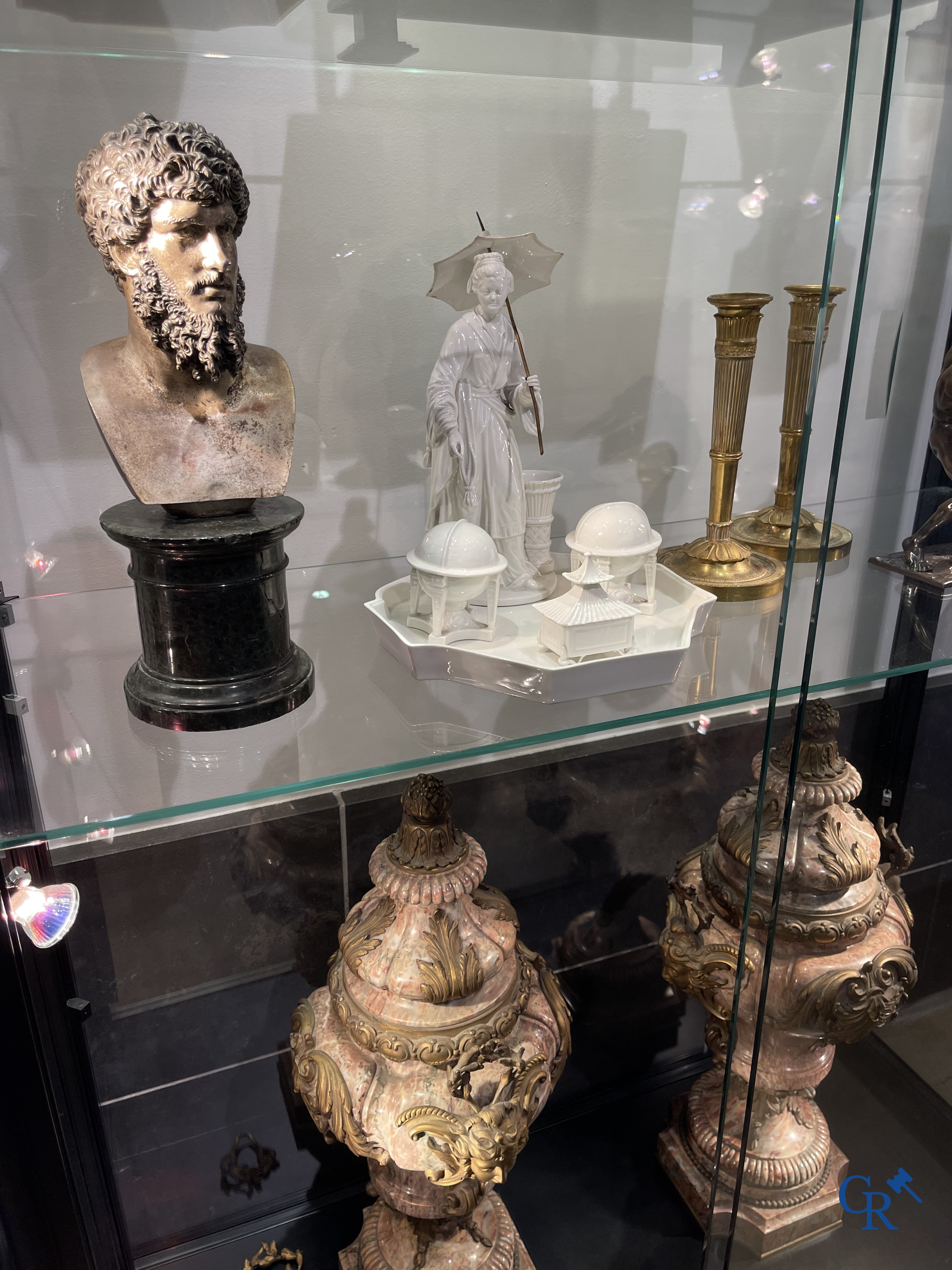 Koninklijke Porselein Fabriek Berlijn, KPM. Uitzonderlijk porseleinen inktstel in Aziatische stijl. Periode 1780-1830.