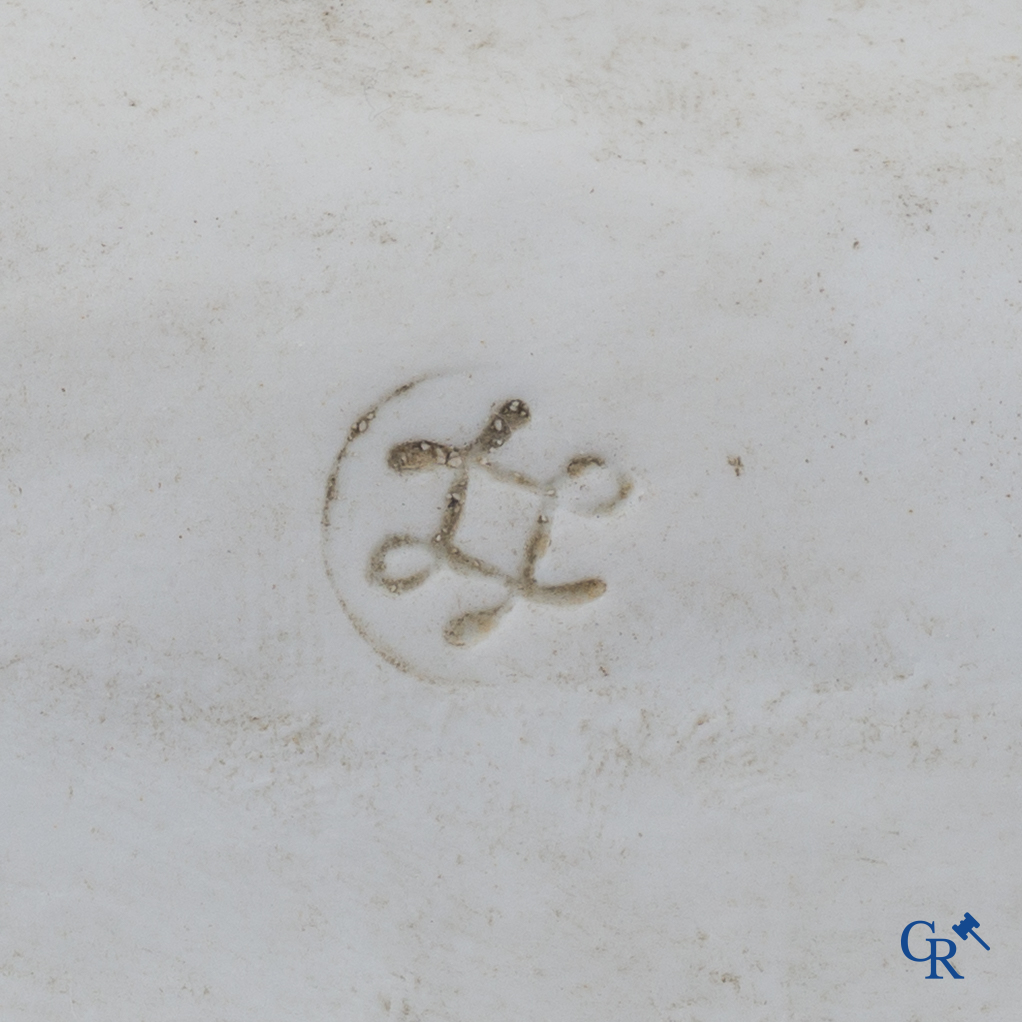 Louis-Simon Boizot (naar) La Couronnement de la Rosière. Groep in biscuit porselein van Sèvres. 19e eeuw.