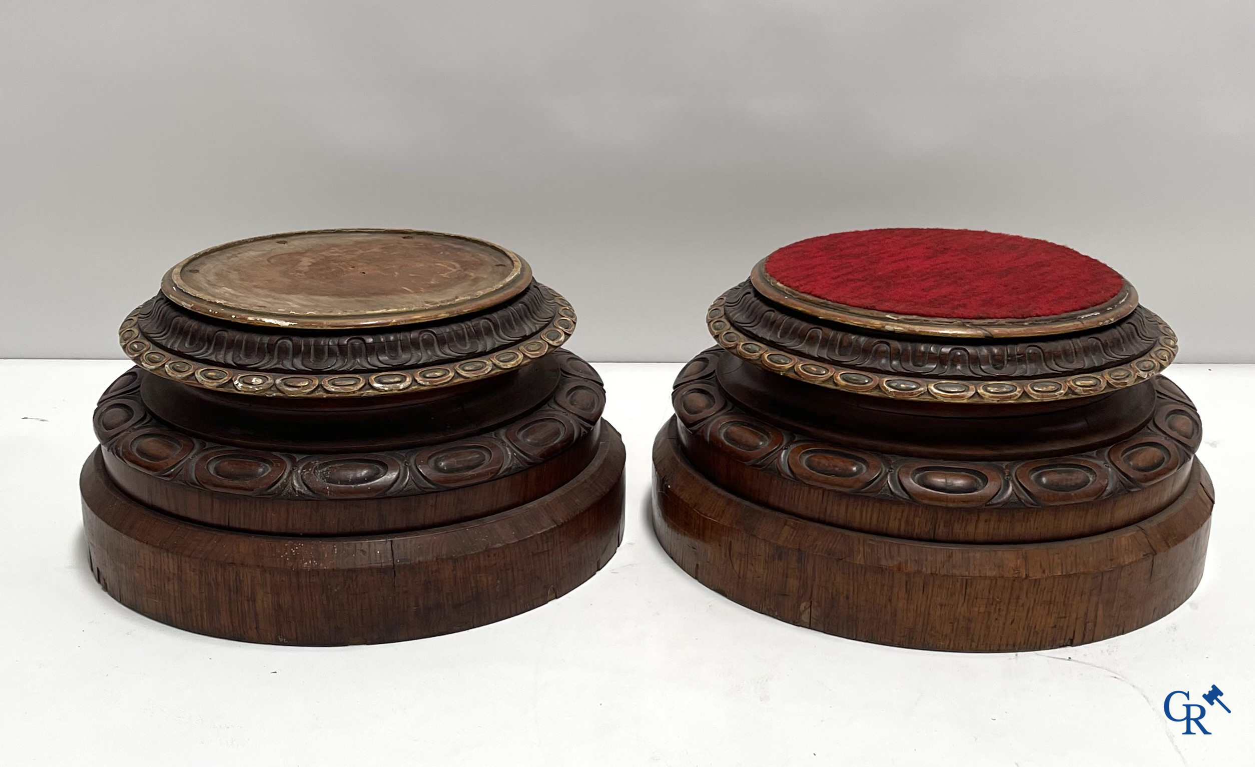 Constantine's & Co., Leeds. Paire de grands socles anglais en placage d'acajou et bois doré et sculpté. XIXe siècle.