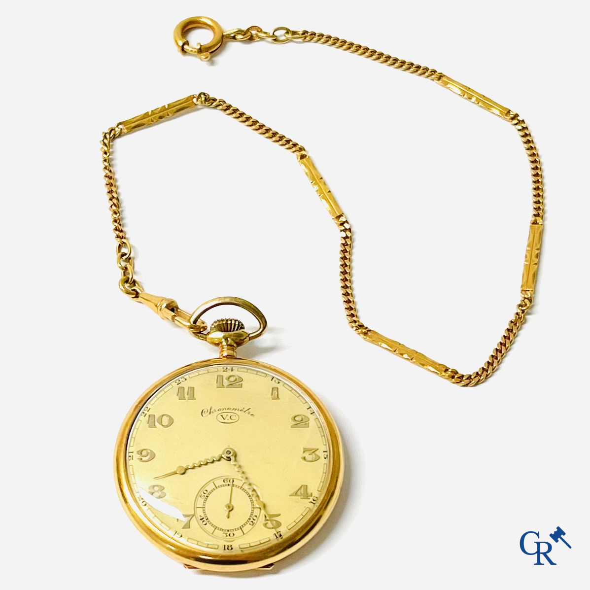 Juwelen, uurwerken. Een zakhorloge met ketting in goud 750°/00. Gemerkt Chronomètre V.C. (Uurwerken en juwelen worden niet meer geëxposeerd tijdens de expostitiedagen.)
