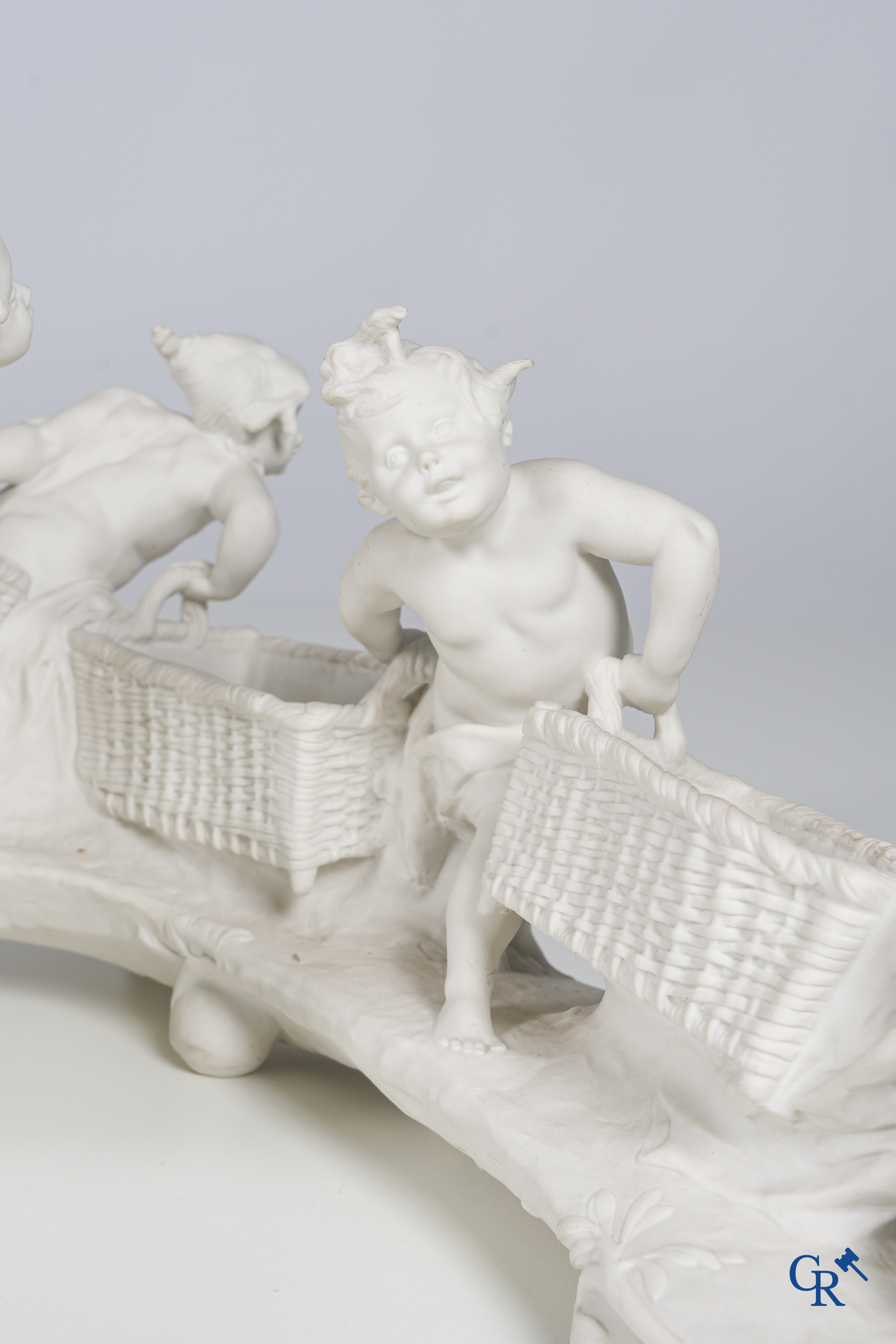 Jules Cheret (1836-1932) & Manufacture de Sèvres. Uitzonderlijk 3-delige Milieu de table, "Farandole d'amours".