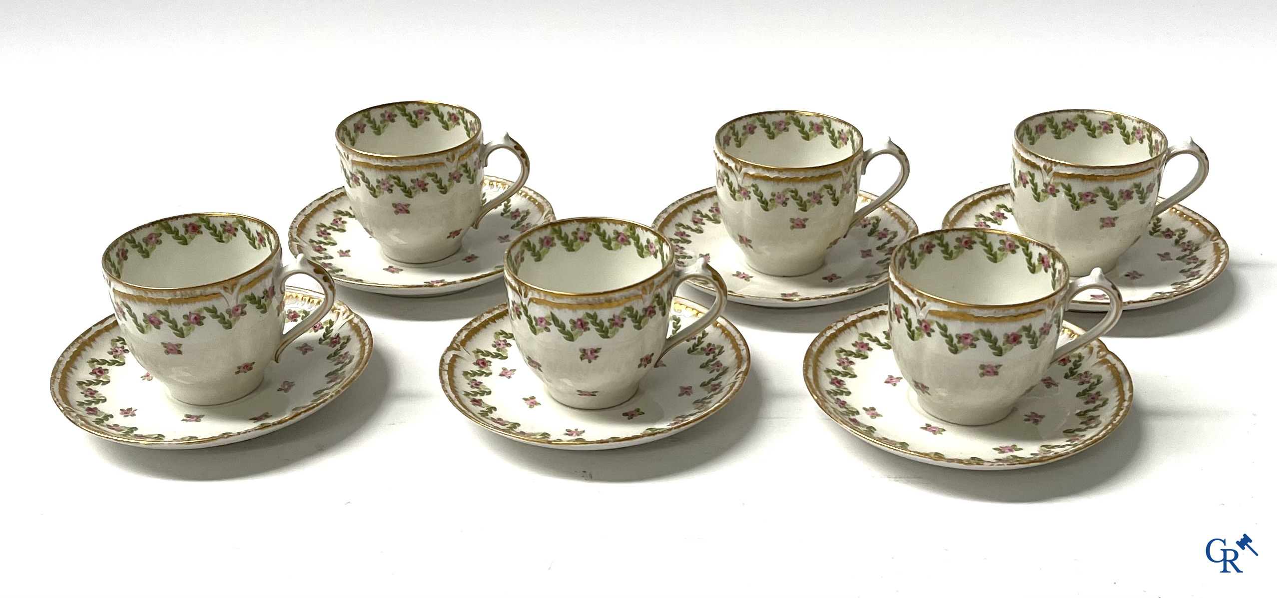 Een koffie- en theeservies met 12 dessert borden in meerkleurig gedecoreerd en verguld  Frans porselein. Circa 1900.