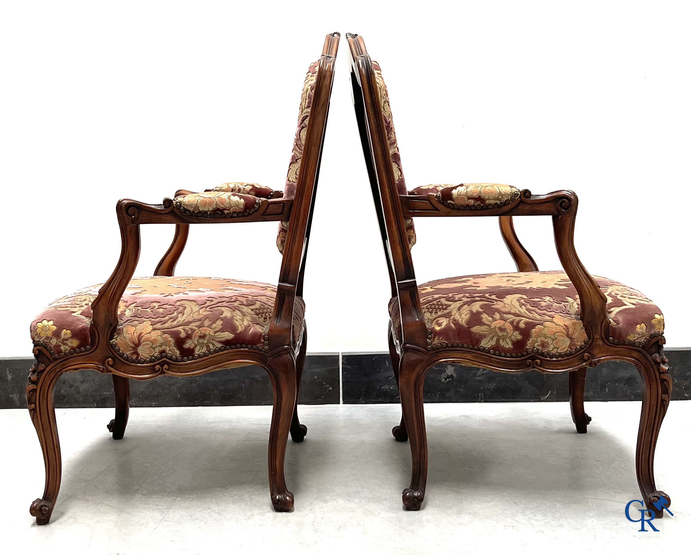 Une série de 4 fauteuils en bois sculpté, style LXV.