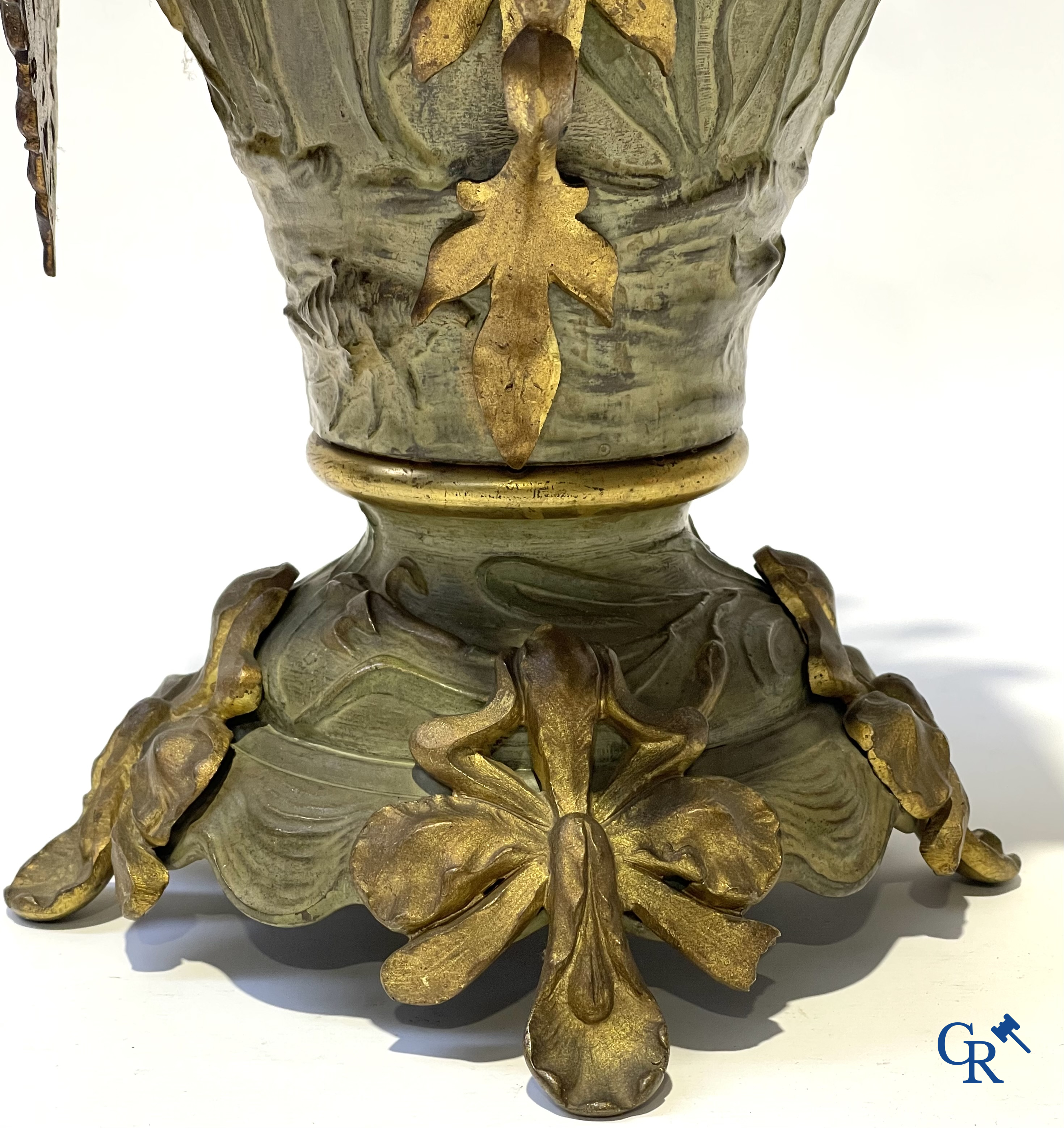 Art Nouveau, een uitzonderlijk 3-delig koud beschilderde bronzen schouwgarnituur met zeedieren. Circa 1900.