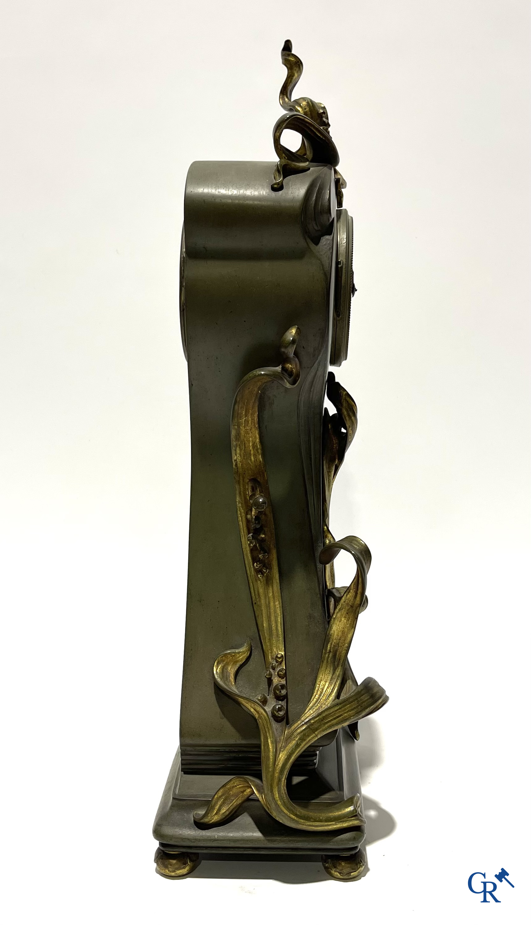 Art Nouveau, een 3-delige bronzen schouwgarnituur in Jugendstil. Circa 1900.