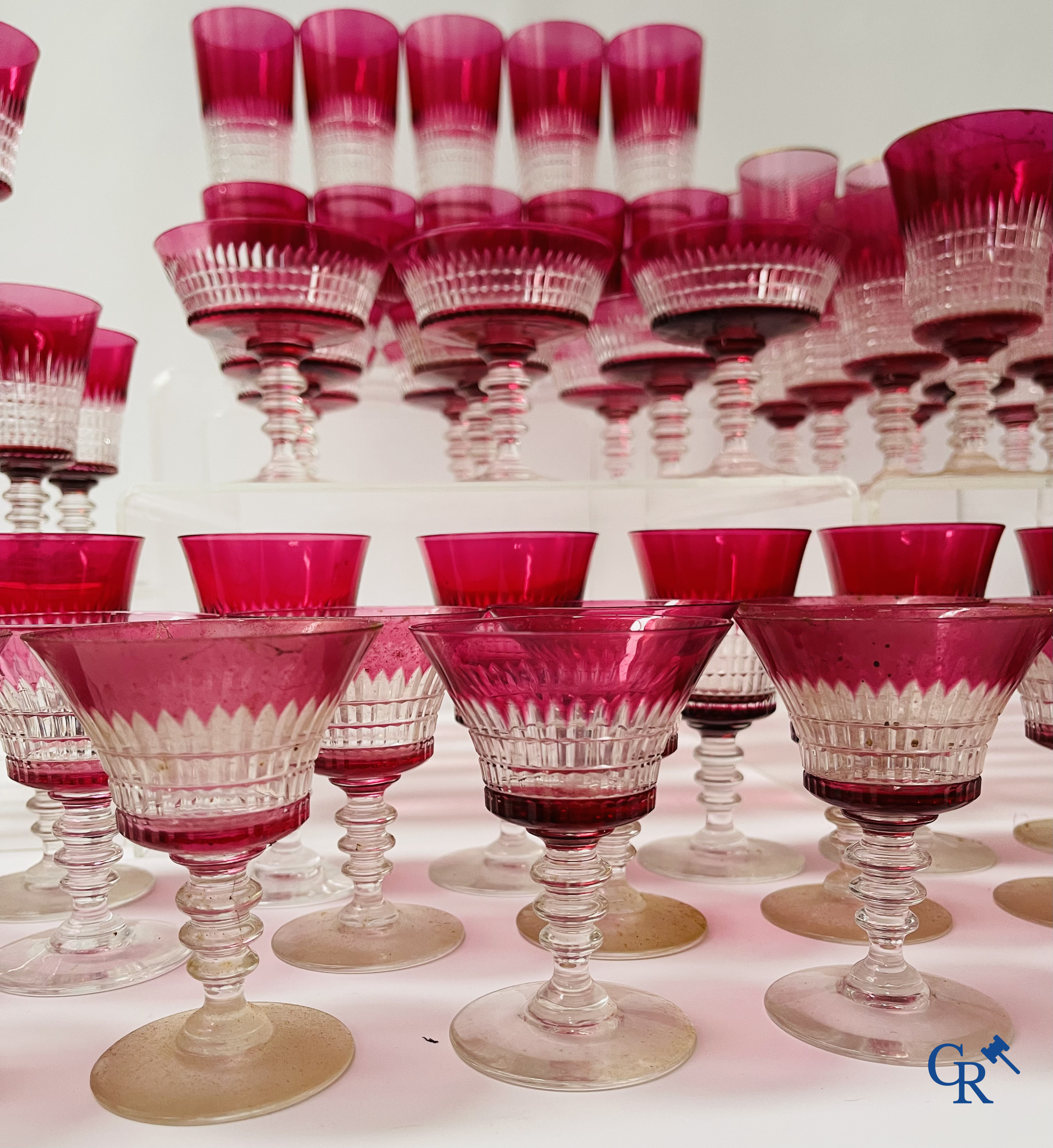 Een uitgebreid servies in rood geslepen kristal, hoogstwaarschijnlijk Val Saint Lambert.