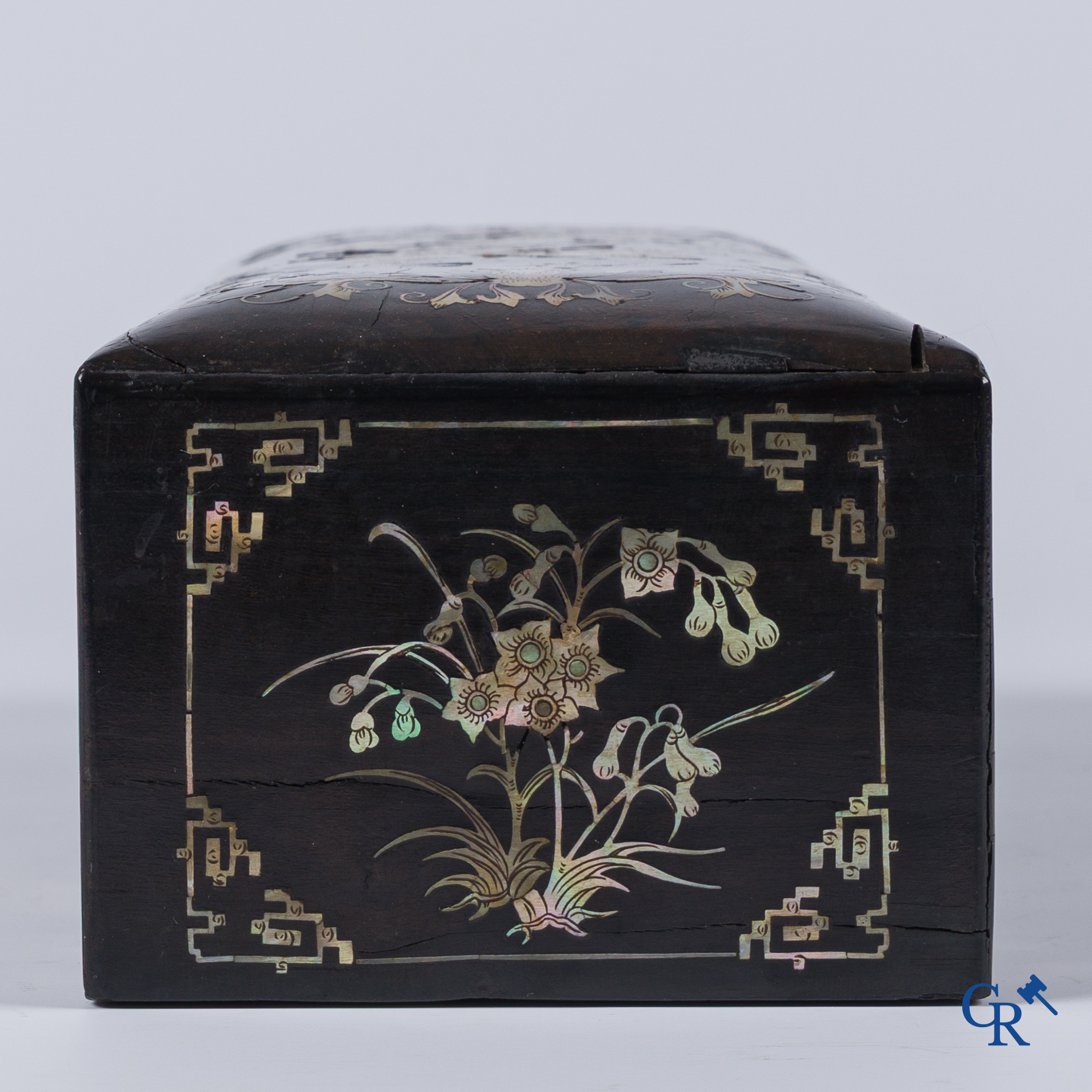 Aziatica, een Vietnamese met parelmoer ingelegde houten dekseldoos. 19e eeuw.