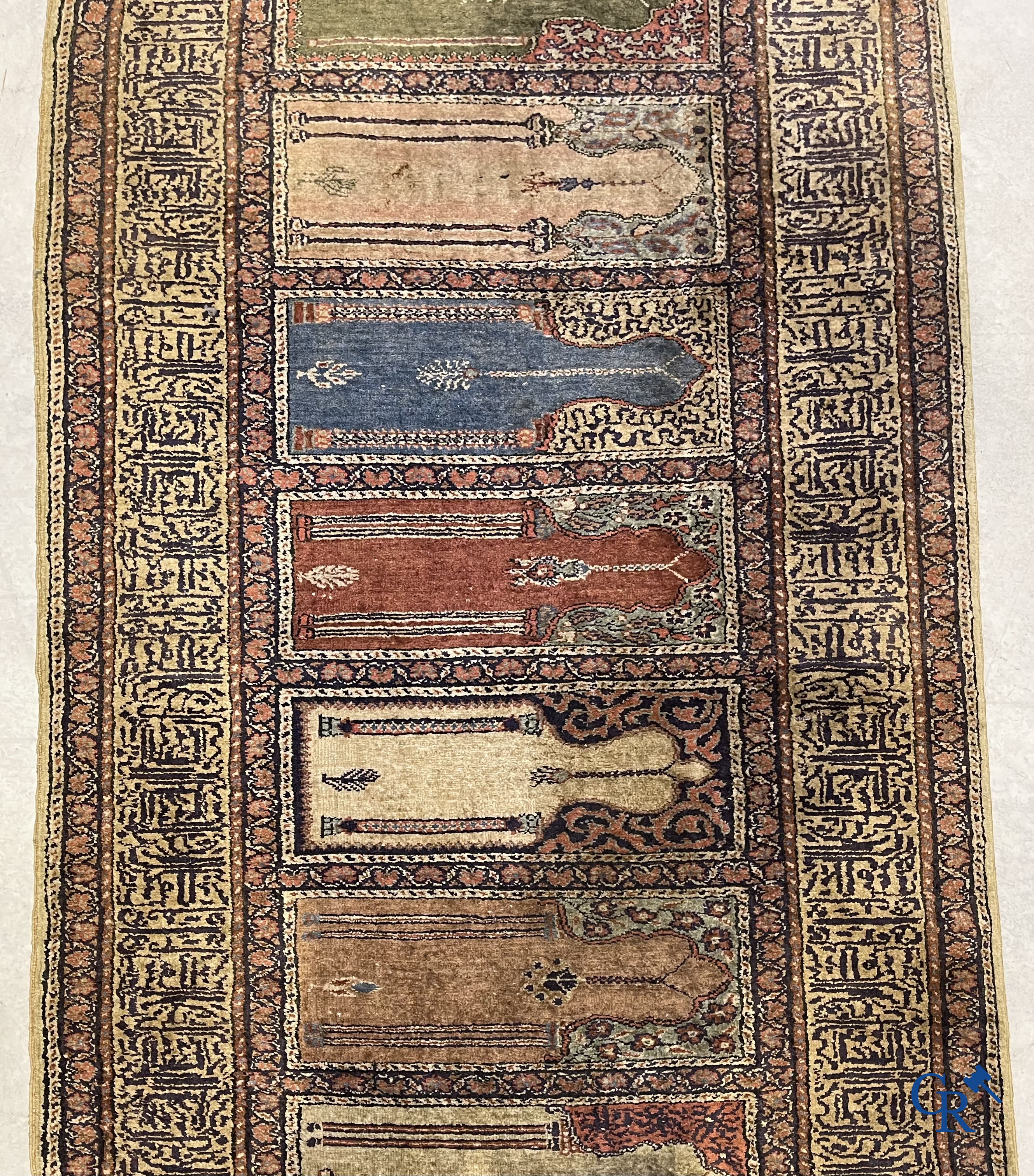 Oosterse tapijten, een antiek handgeknoopt oosters tapijt.