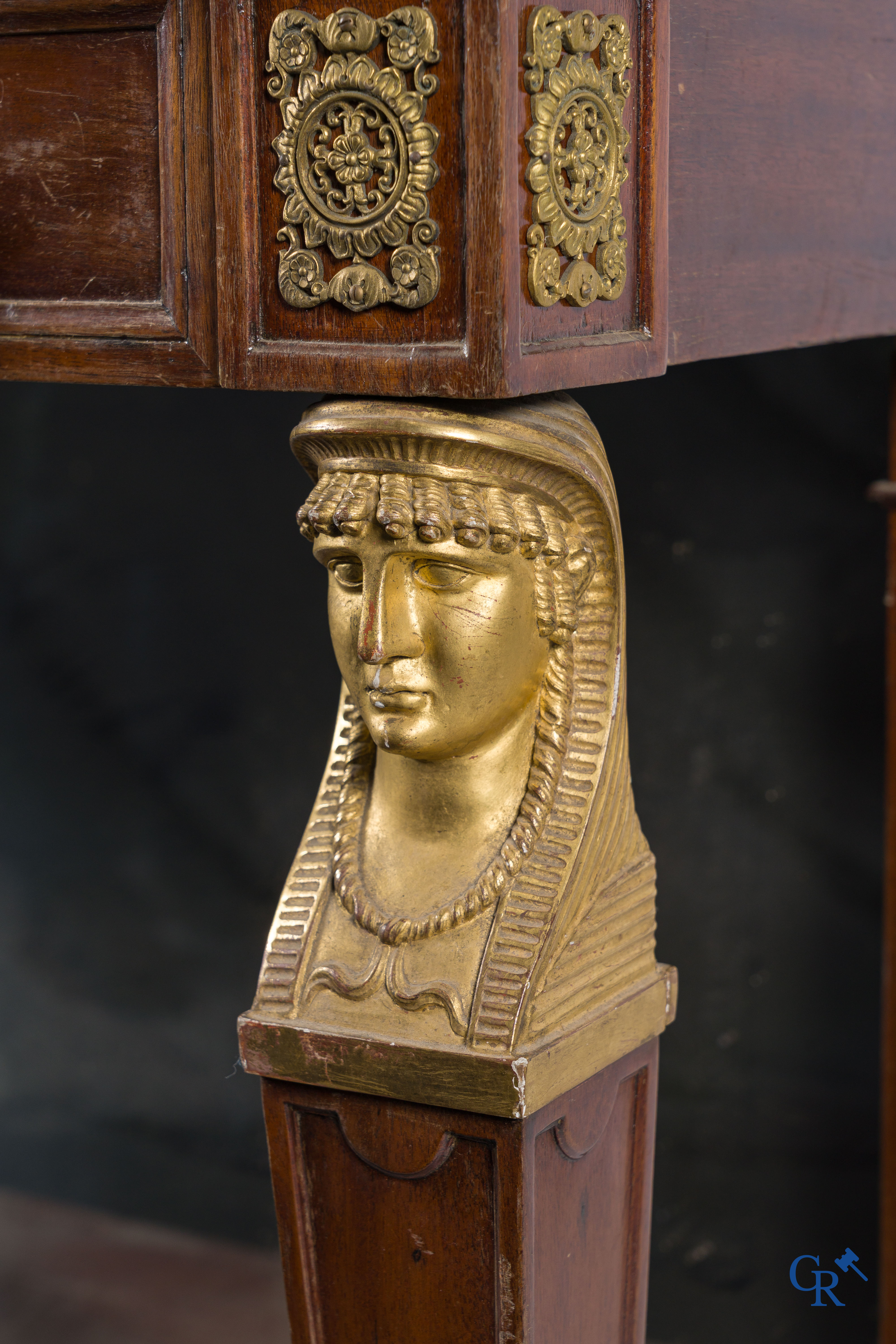 Empire tijdperk, een console in mahonie met vergulde Egyptische bustes. Gemerkt Jacob. Circa 1810.