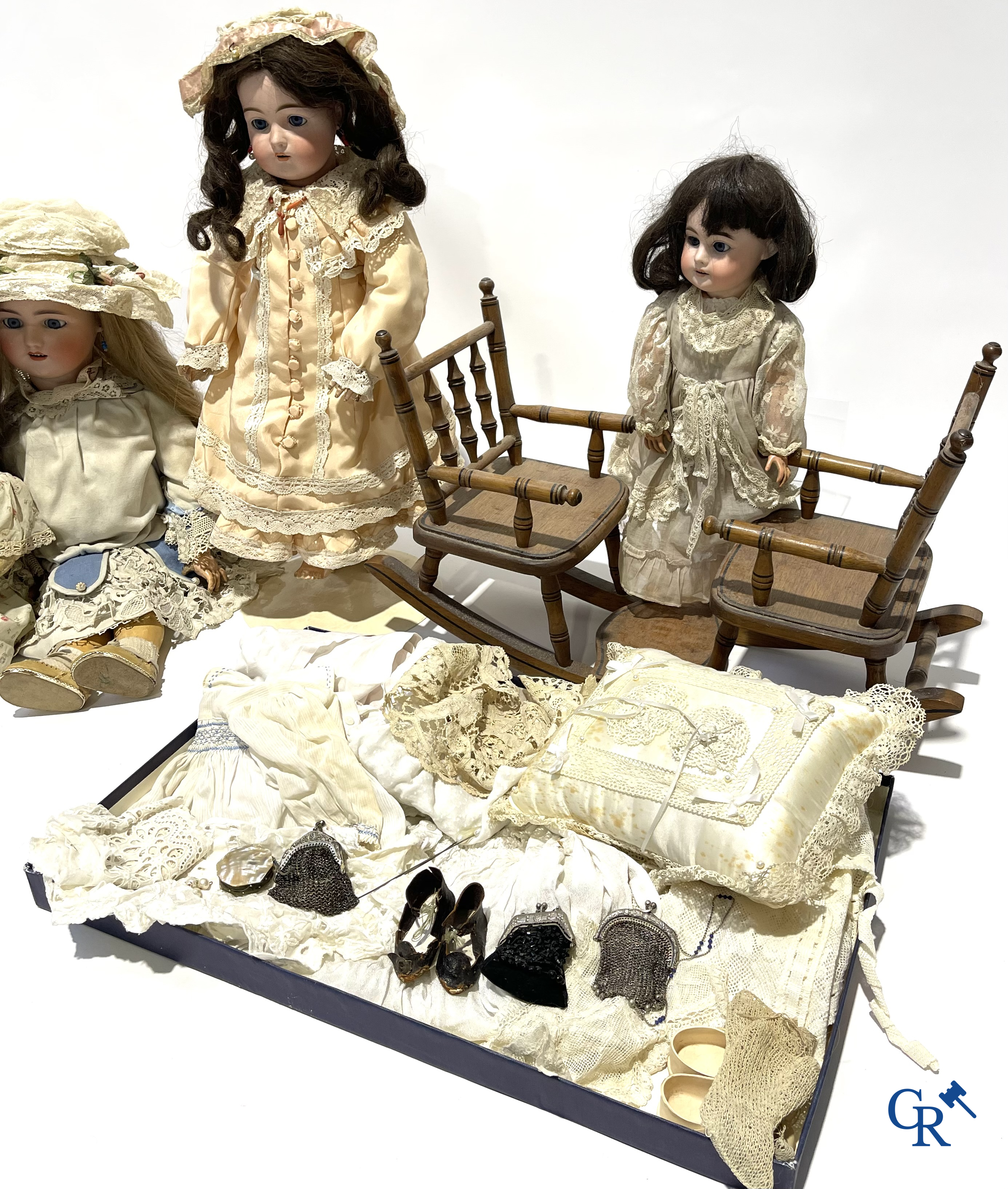 Old toys, a lot of 4 antique dolls with porcelain head, doll attributes, clothes and others.