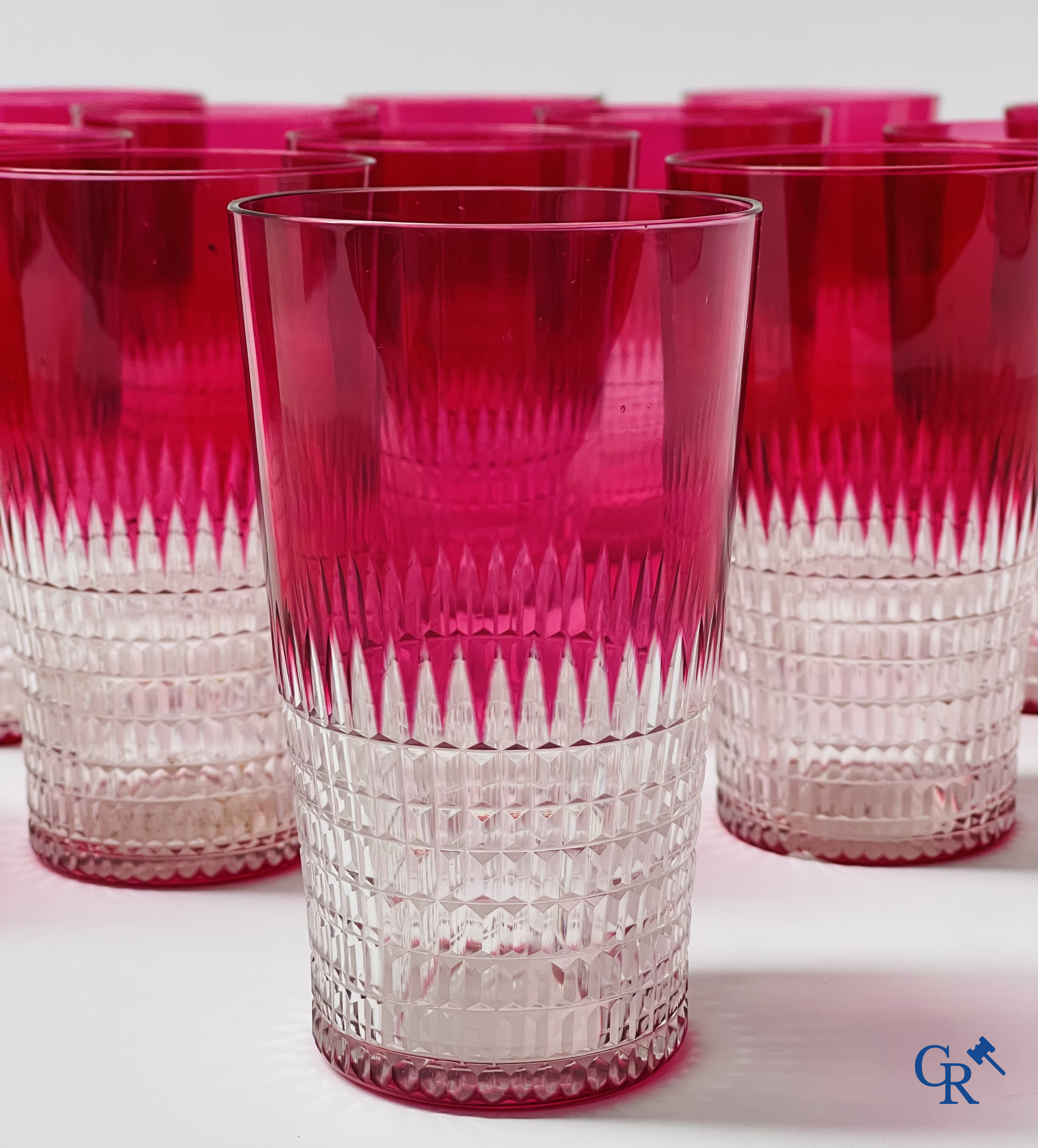 Een uitgebreid servies in rood geslepen kristal, hoogstwaarschijnlijk Val Saint Lambert.