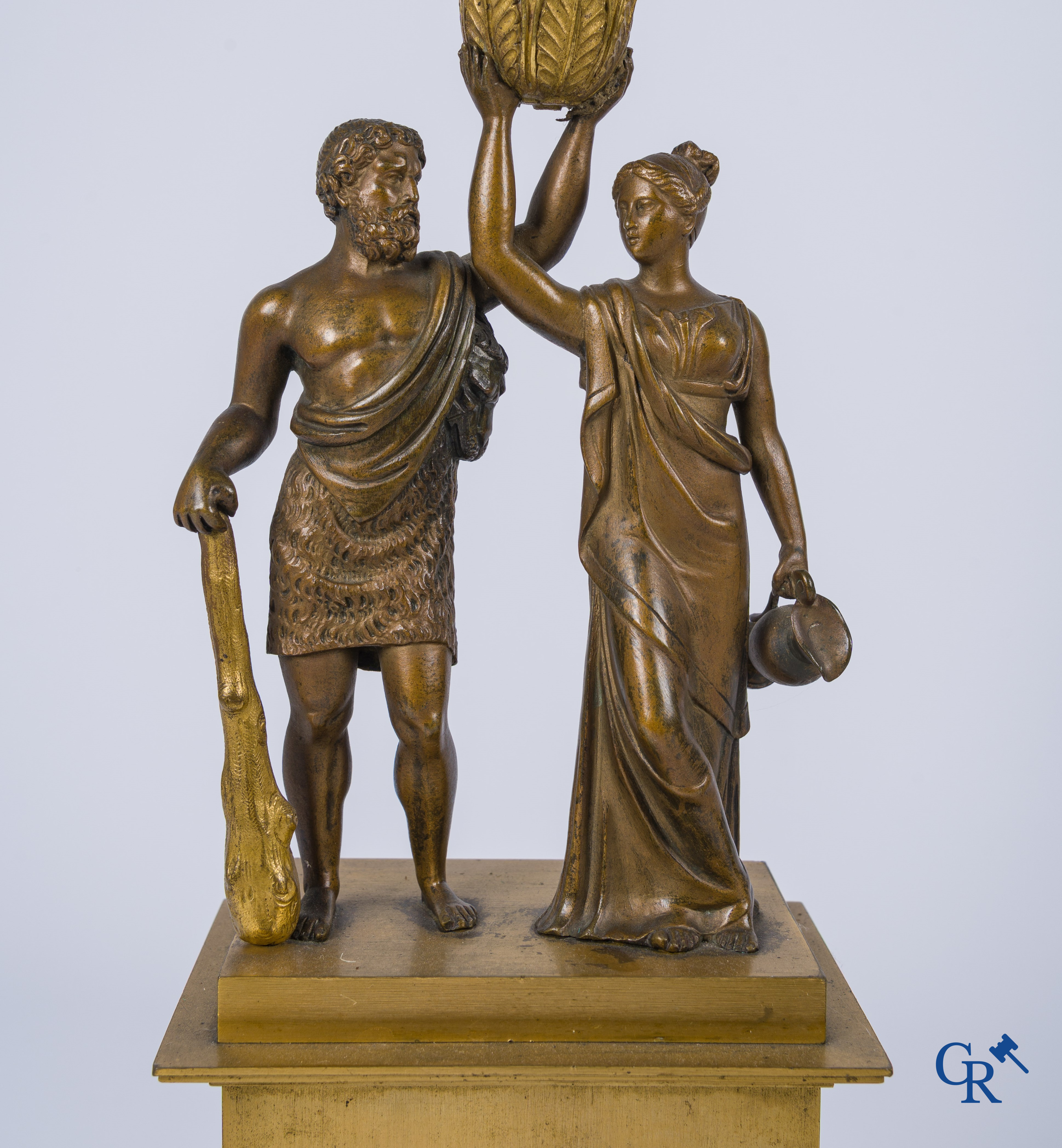 Epoque Empire. Paire de grands candélabres en bronze avec des personnages dans le style antique. Empire, vers 1815.