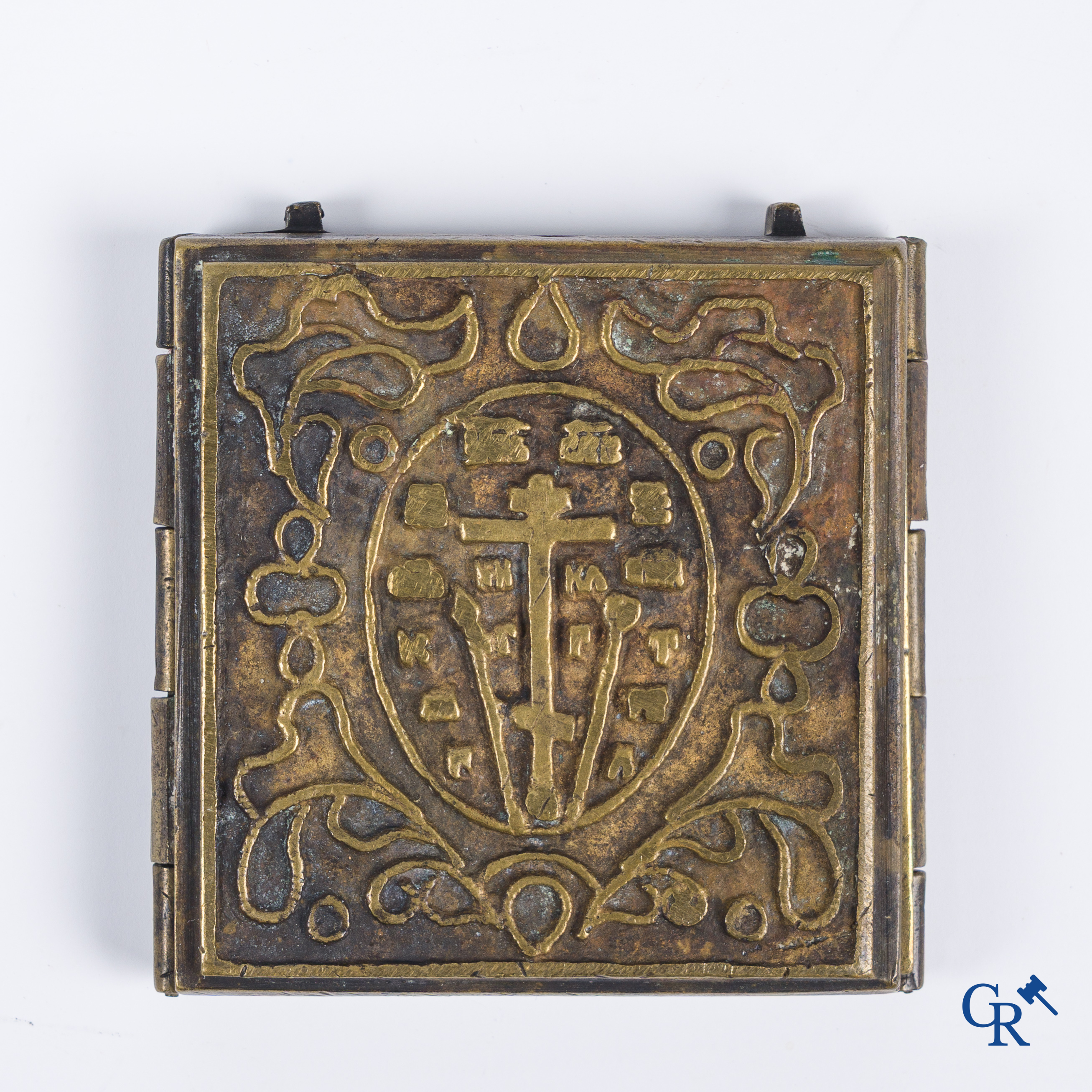 Russisch werk. Een reis triptiek icoon, brons en emaille en een Slavisch geëmailleerd kruis. Rusland 18e -19e eeuw.