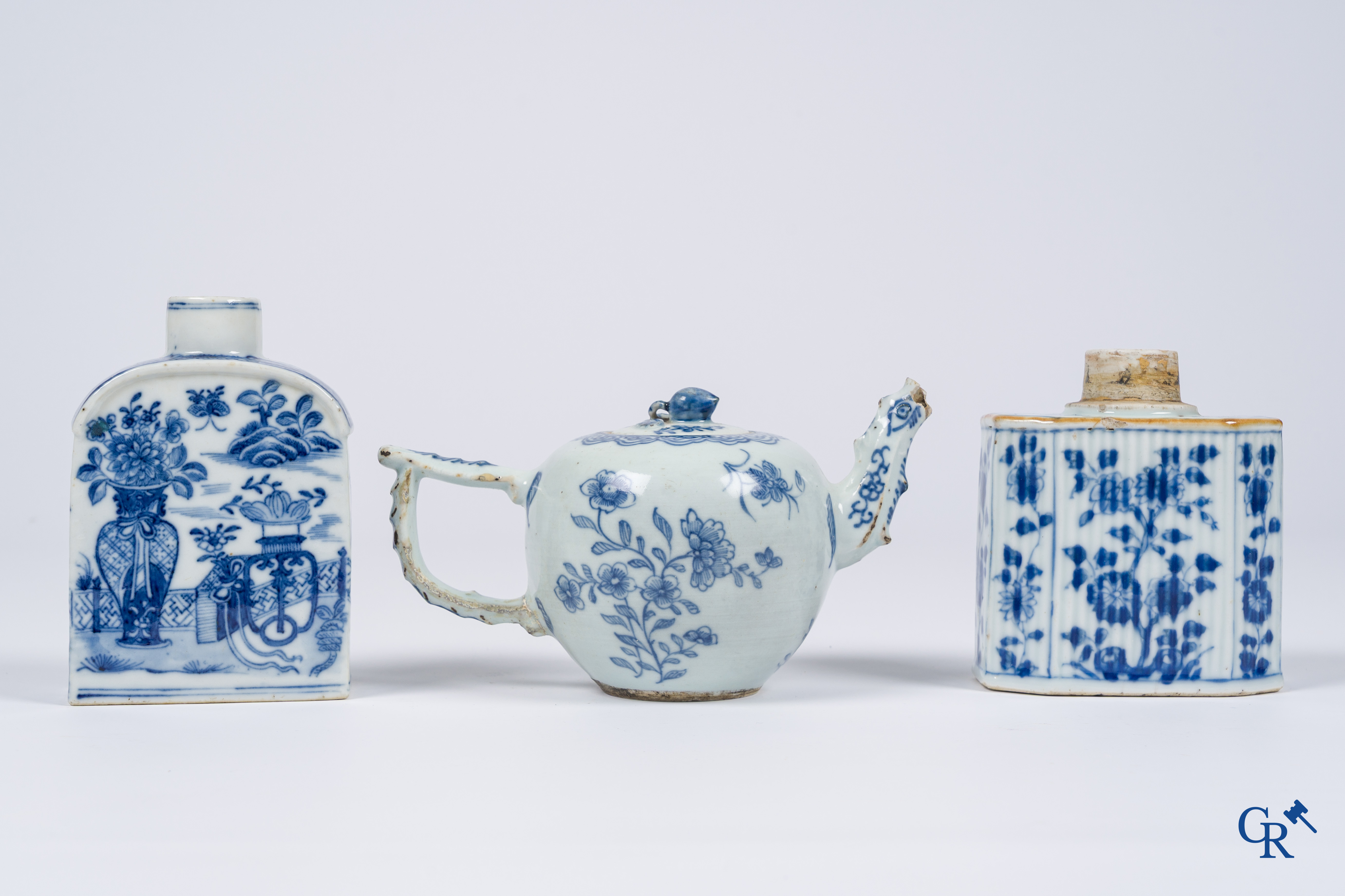 Asian Art, Chinese porcelain, 5 pieces blue and white porcelain. 18th-19th century.