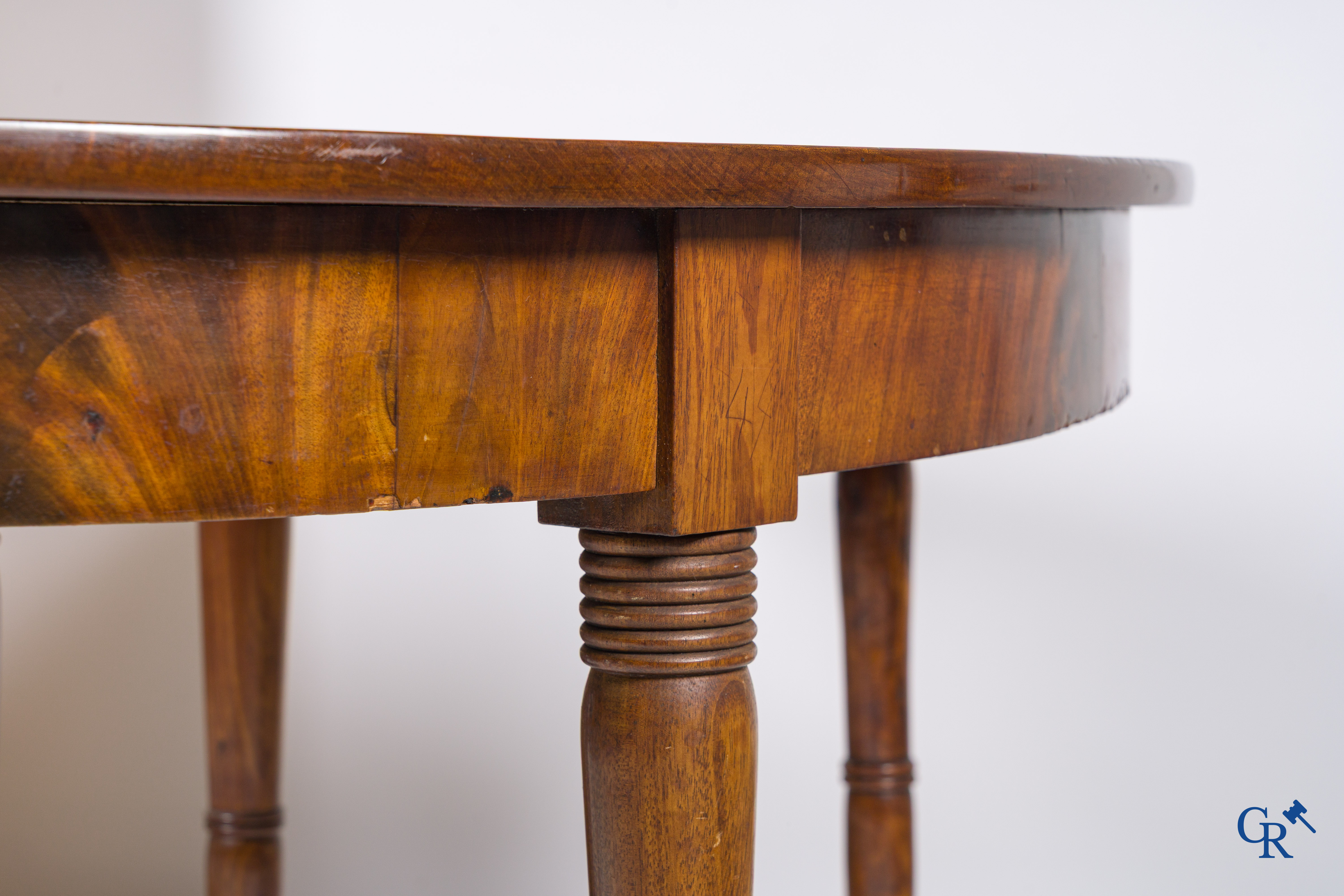 Table coulissante de salle à manger en acajou à 8 pieds avec 5 extensions. 1ère moitié du 19ème siècle.