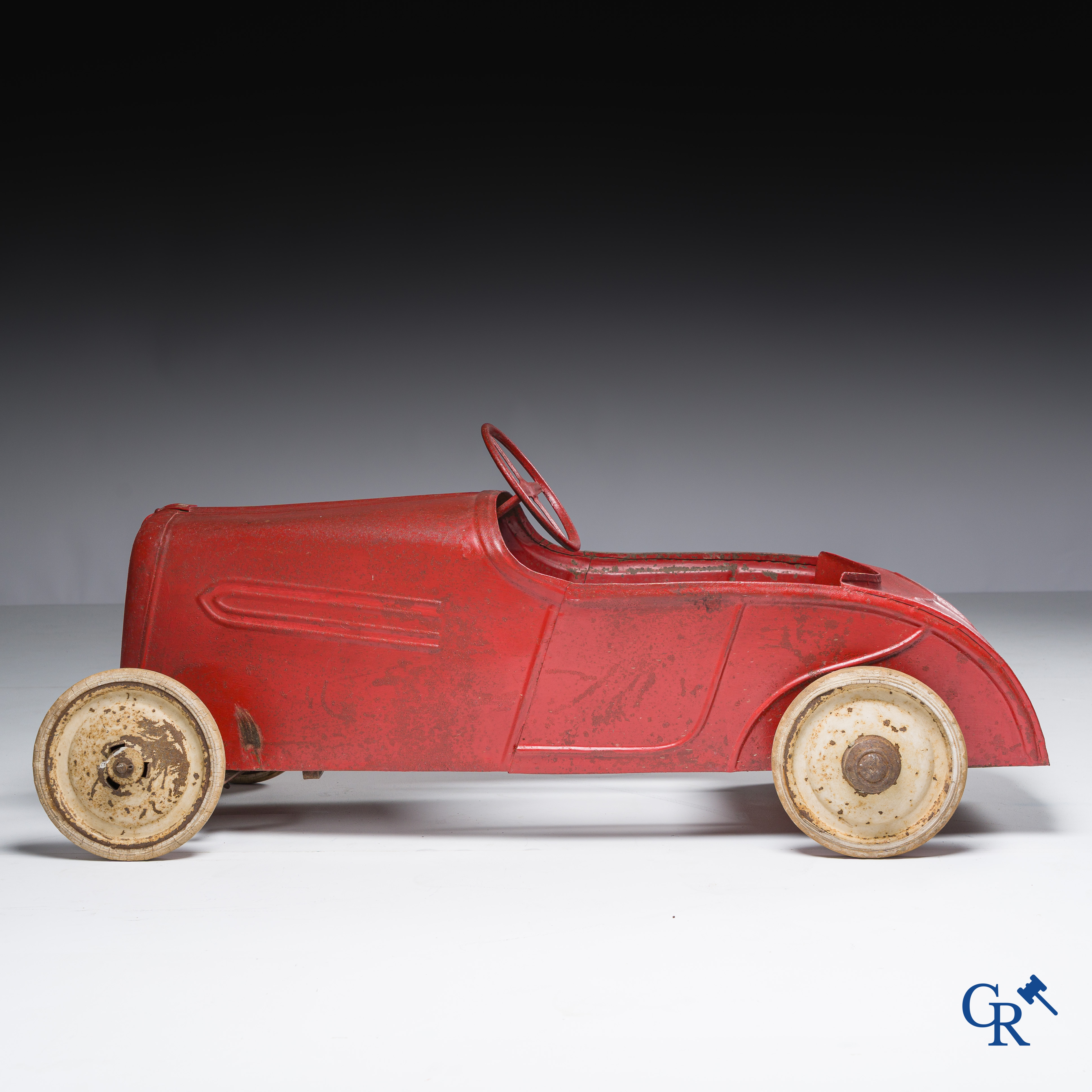 Torck, Deinze. Pedaalwagen met wit rubberen banden en origineel embleem. 