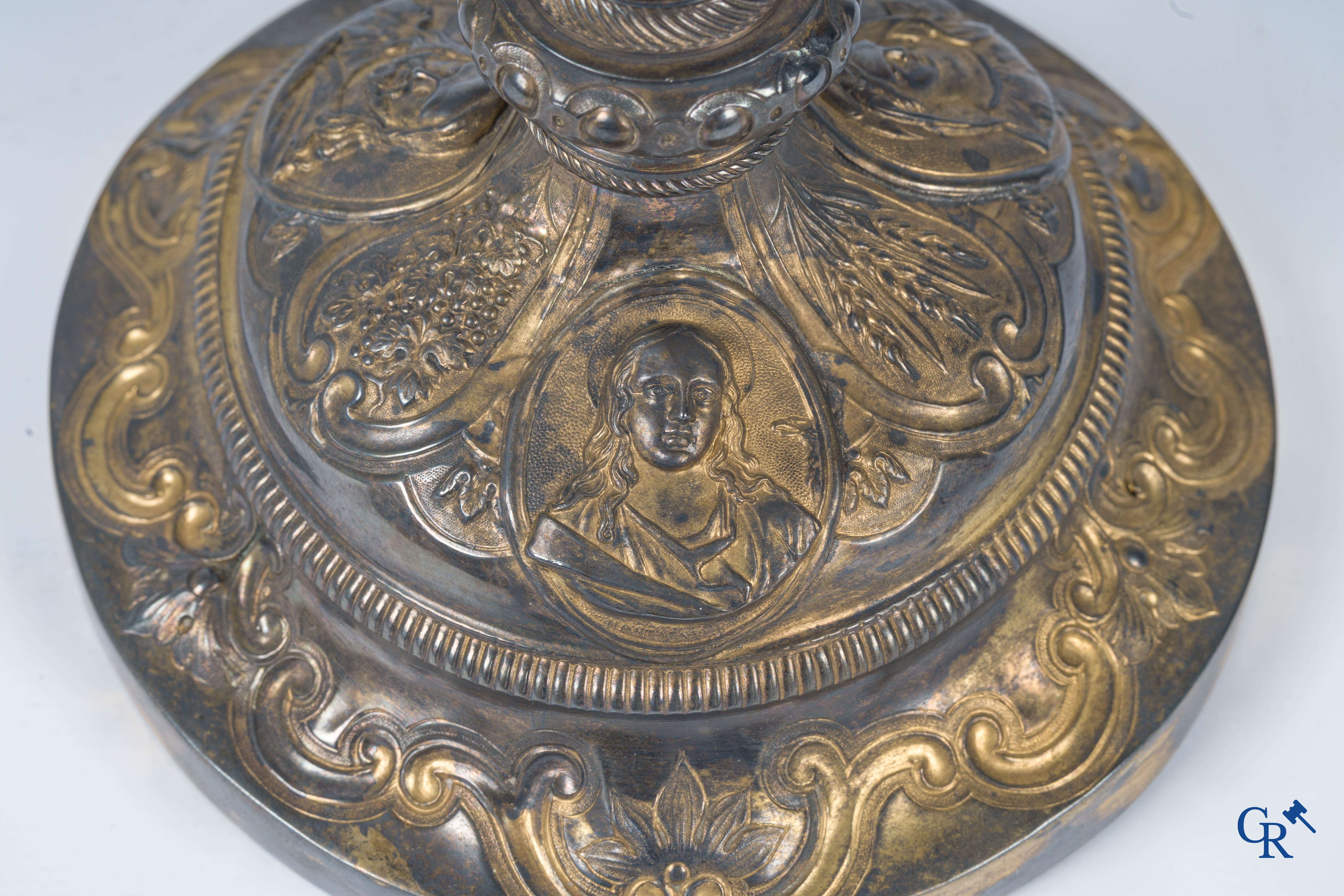 Martin & Dejean, orfèvres. A relief decorated chalice in silver and vermeil. Paris, 1st half of the 19th century.