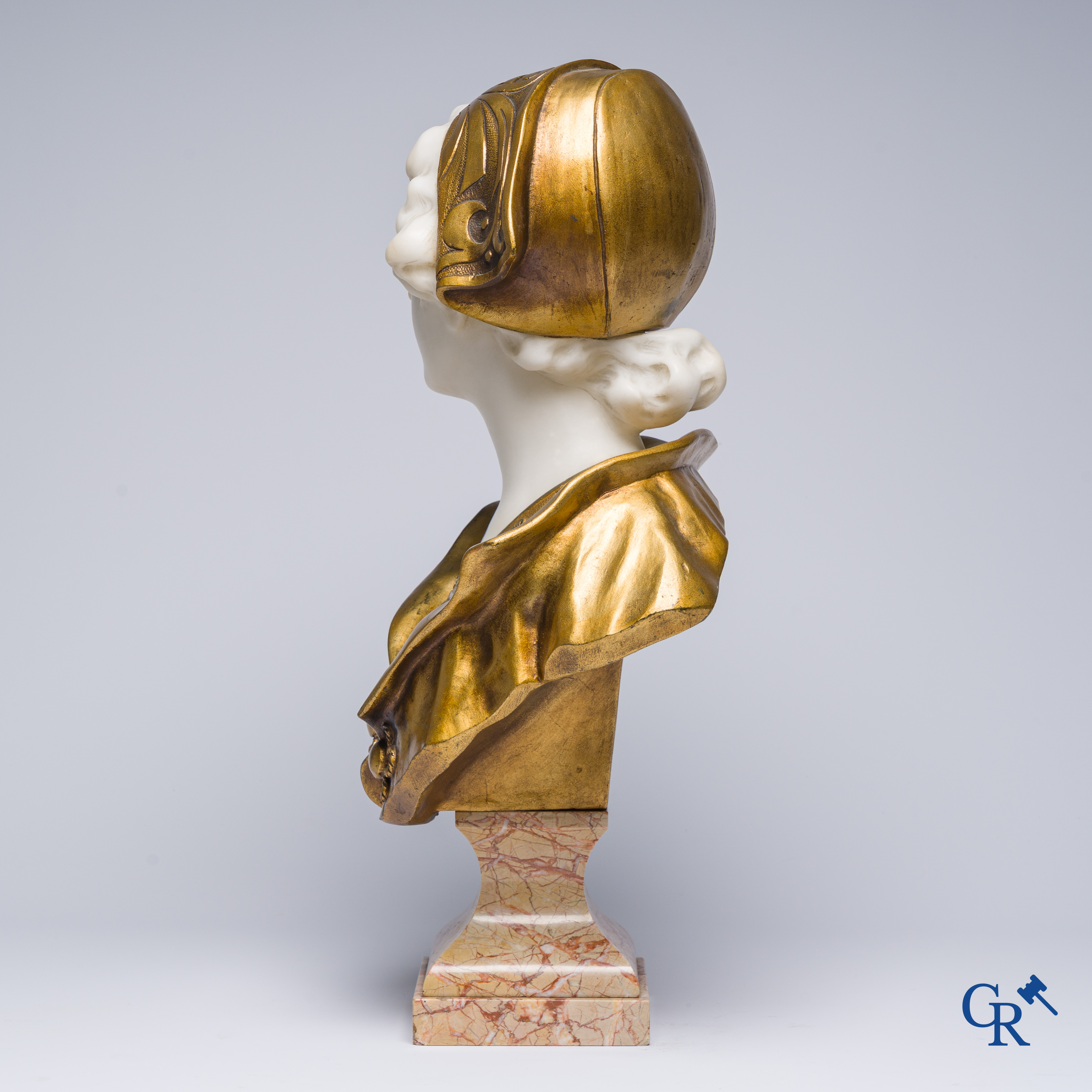 Un buste d'une dame noble en bronze et marbre. Vers 1900.