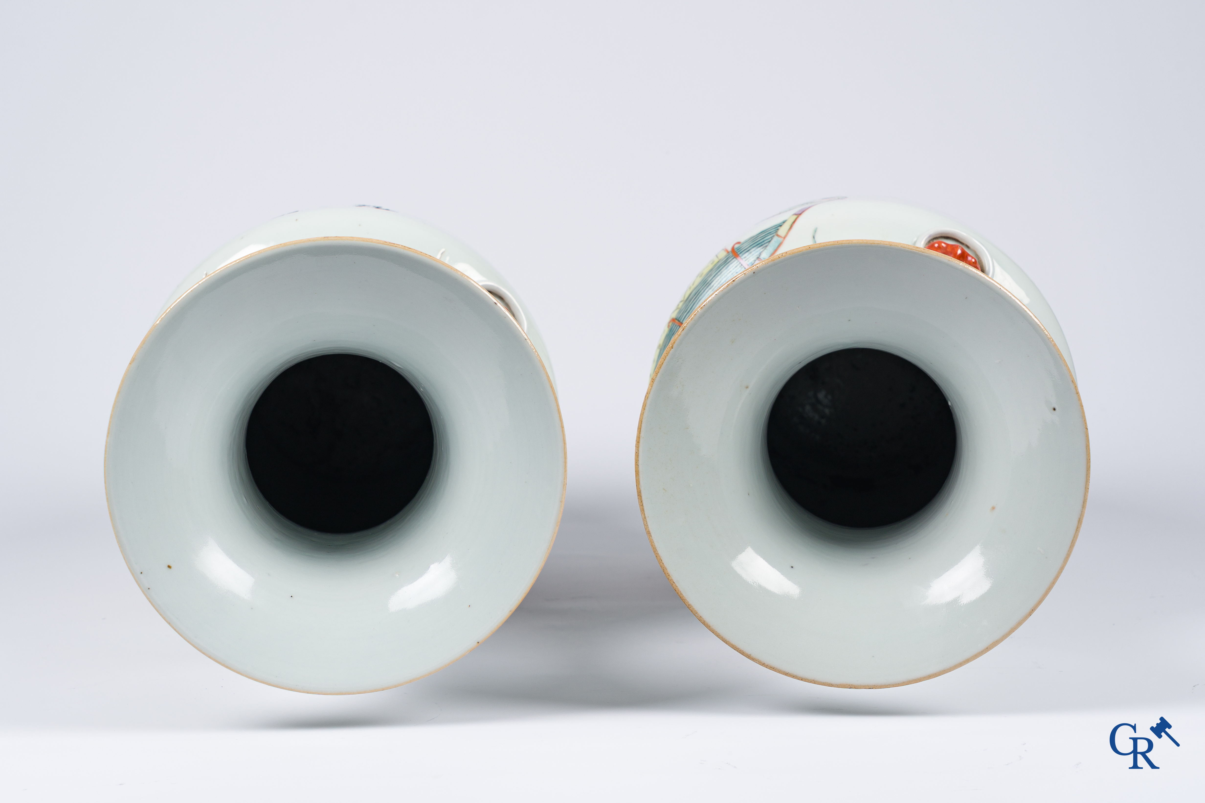 Aziatica, Chinees porselein. Een paar Chinese famille rose vazen met personages. 19de eeuw.