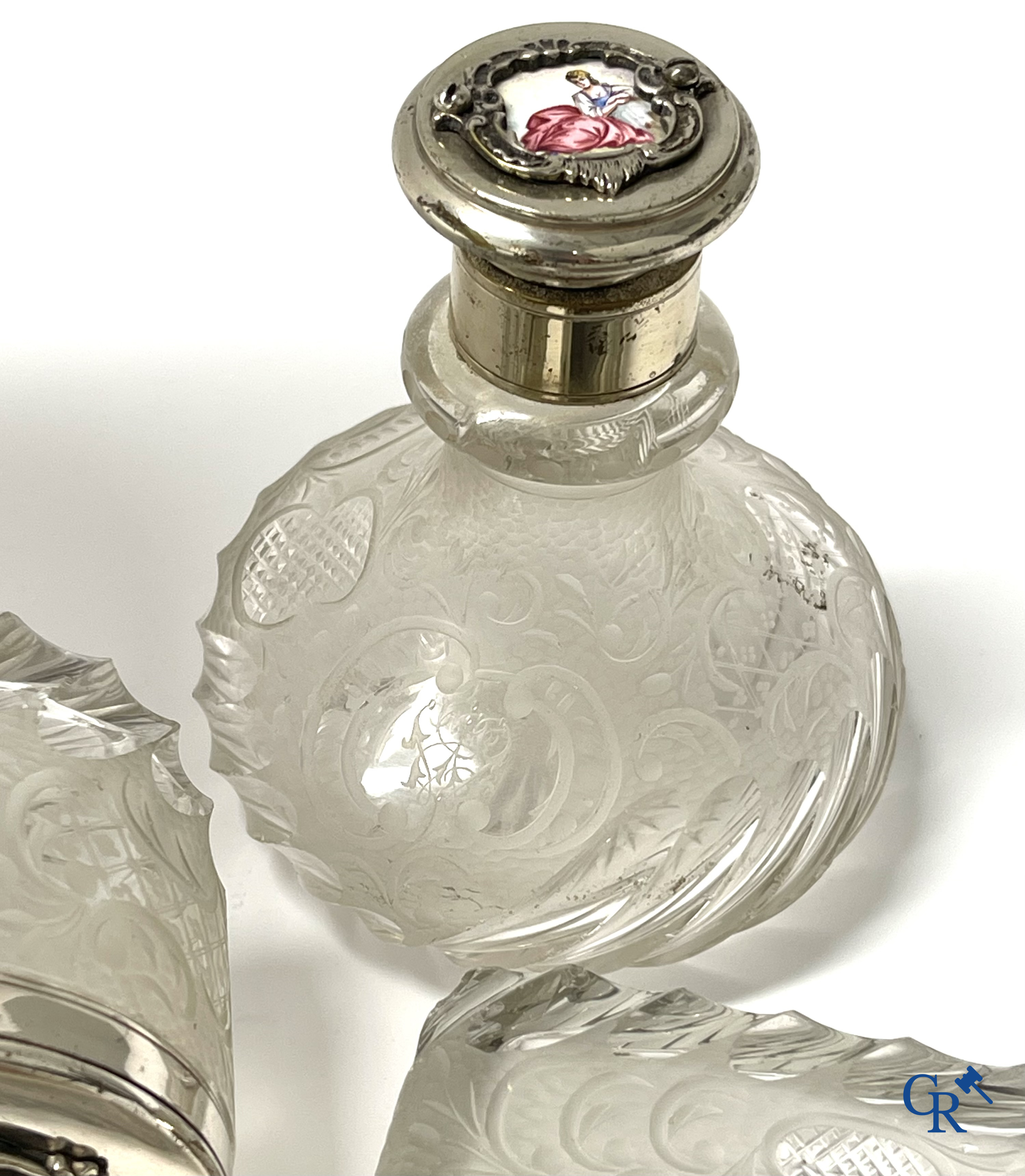 Un ensemble de toilette 7 pièces en métal argenté, cristal finement taillé et plaques émaillées.