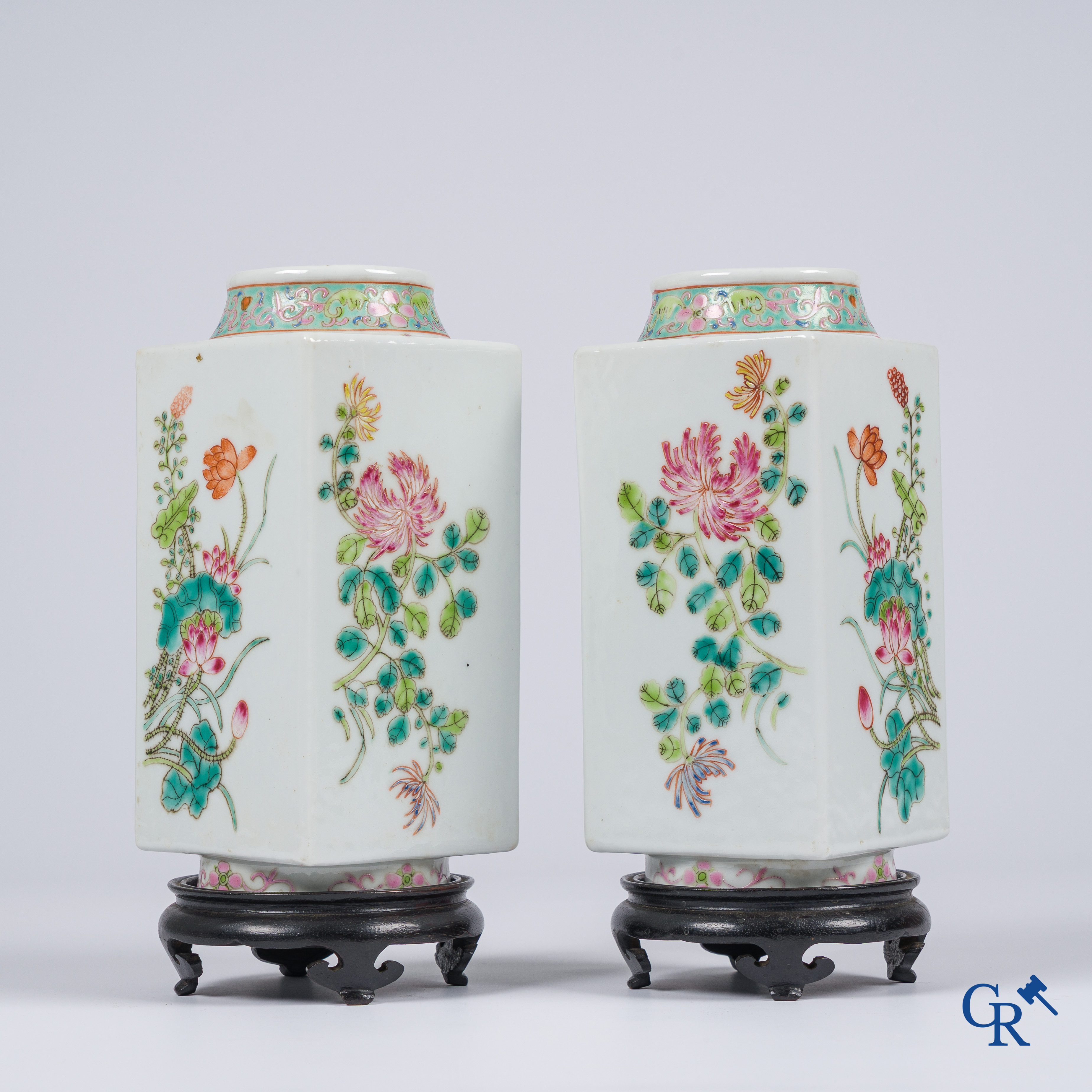 Aziatica, Chinees porselein. Een paar vierkante famille rose vazen. 19de eeuw.