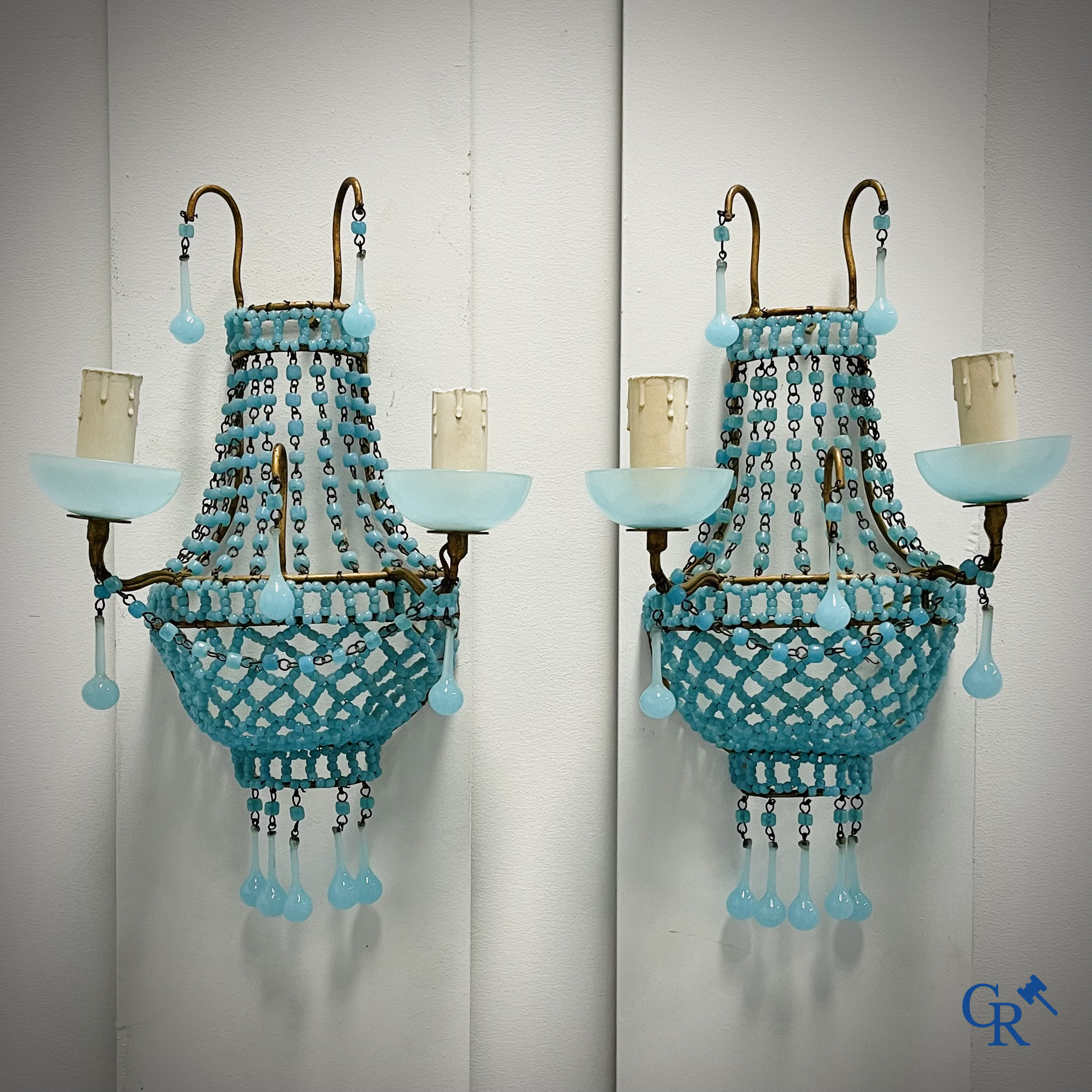 Éclairage, lustres. Belle paire d'appliques en laiton doré et opaline bleue.