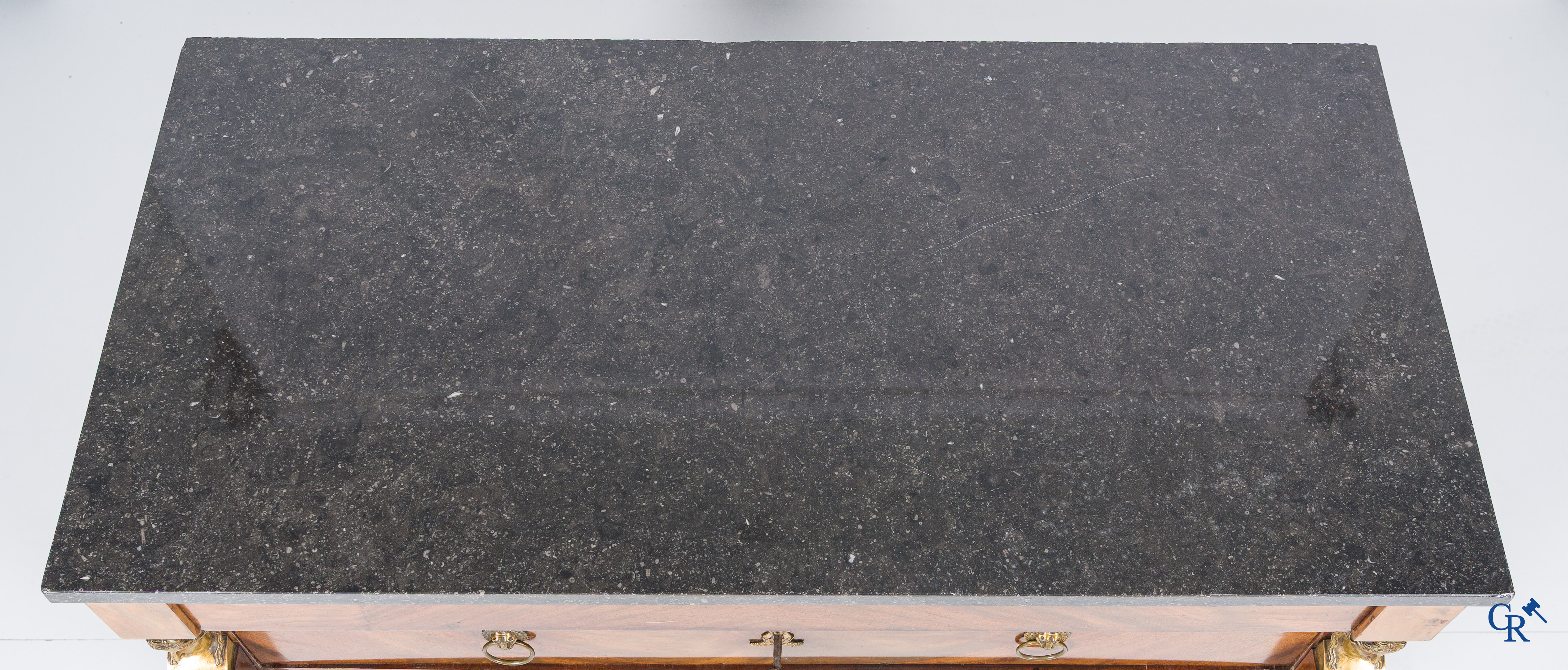 Chapuis, een commode in mahoniehout met fijn geciseleerde bronzen, zogenaamd Retour d'Egypte. Empire.