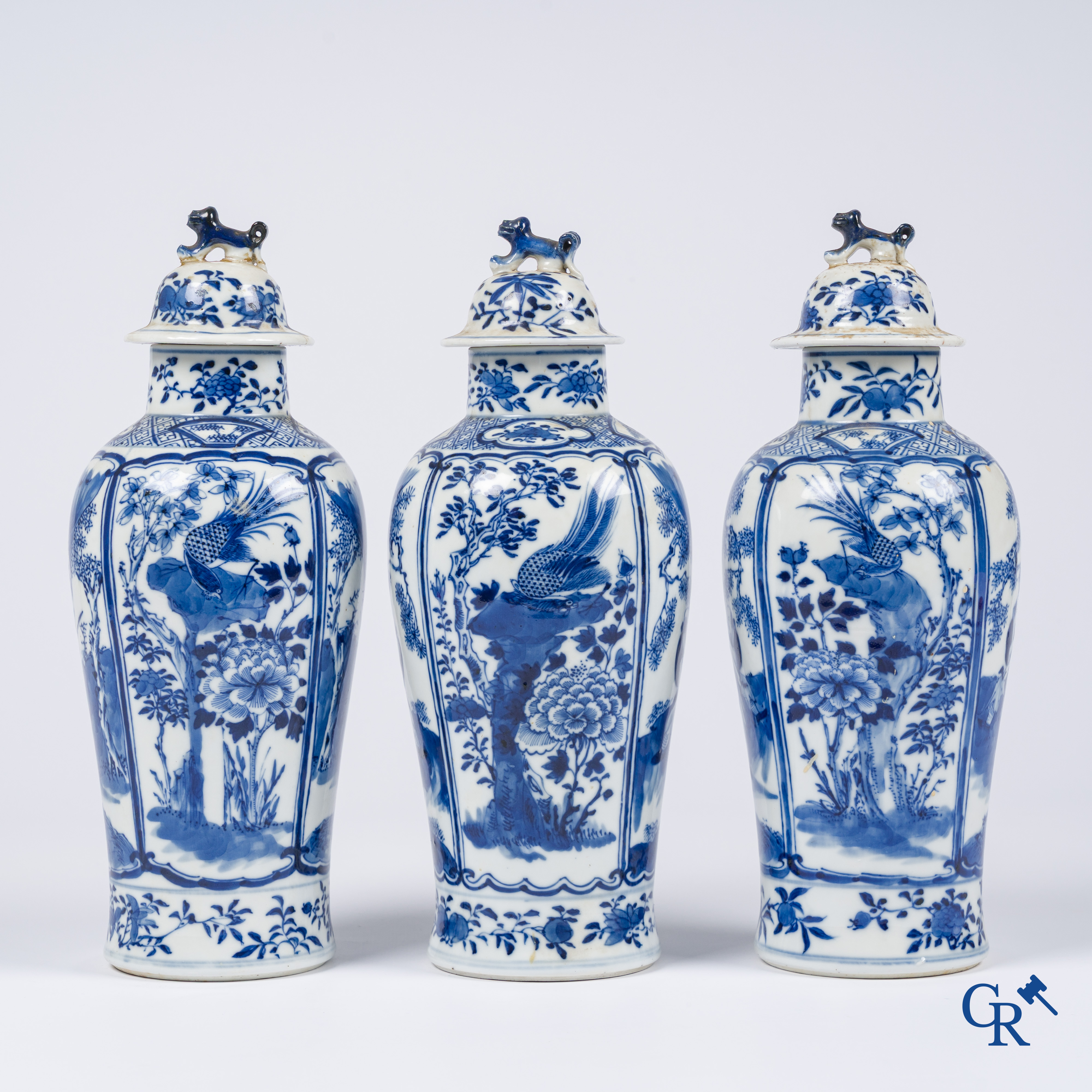 Aziatica, Chinees porselein. Een reeks van 3 Chinese blauw-wit dekselvazen. Kangxi-merk.