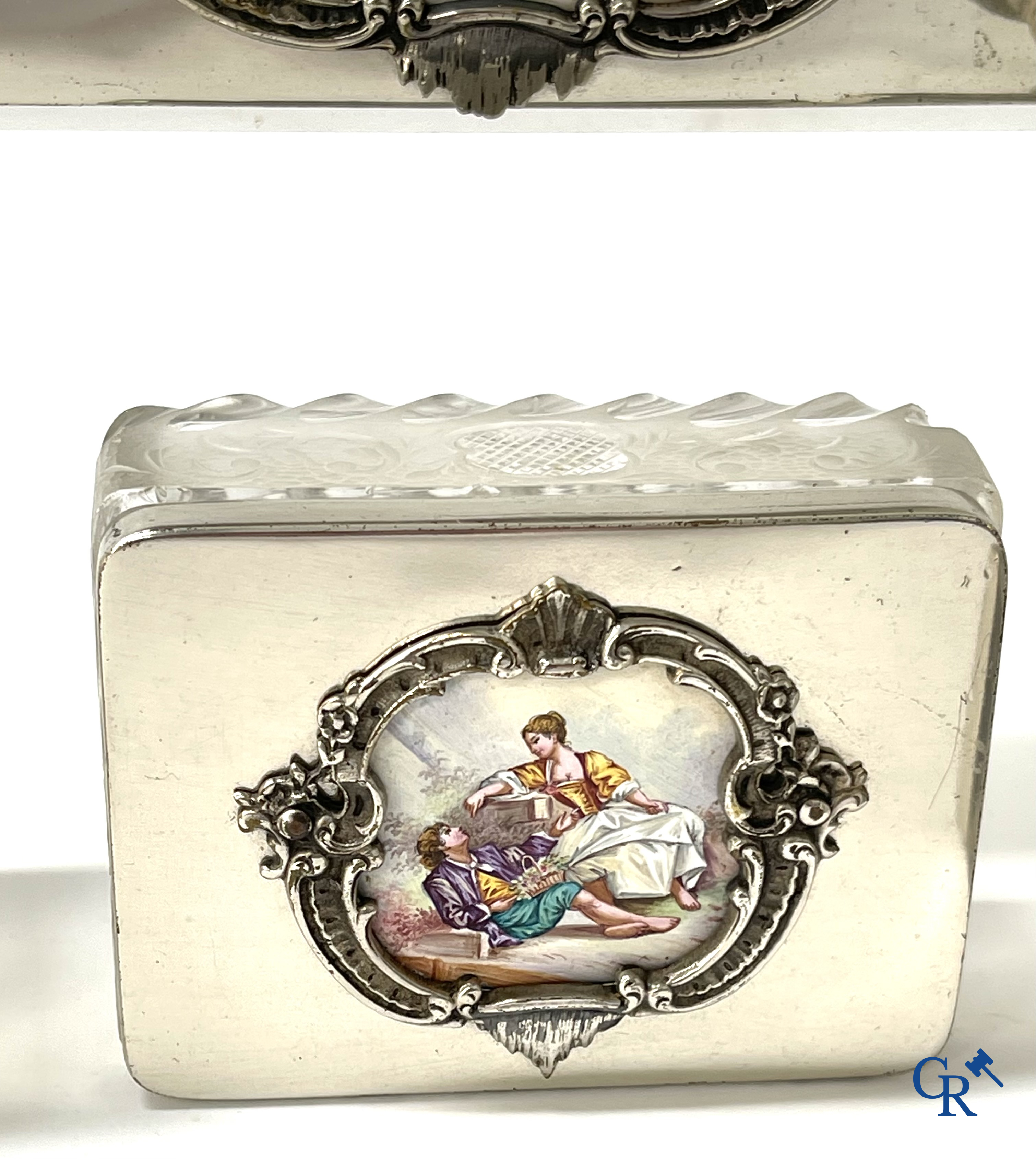 Un ensemble de toilette 7 pièces en métal argenté, cristal finement taillé et plaques émaillées.