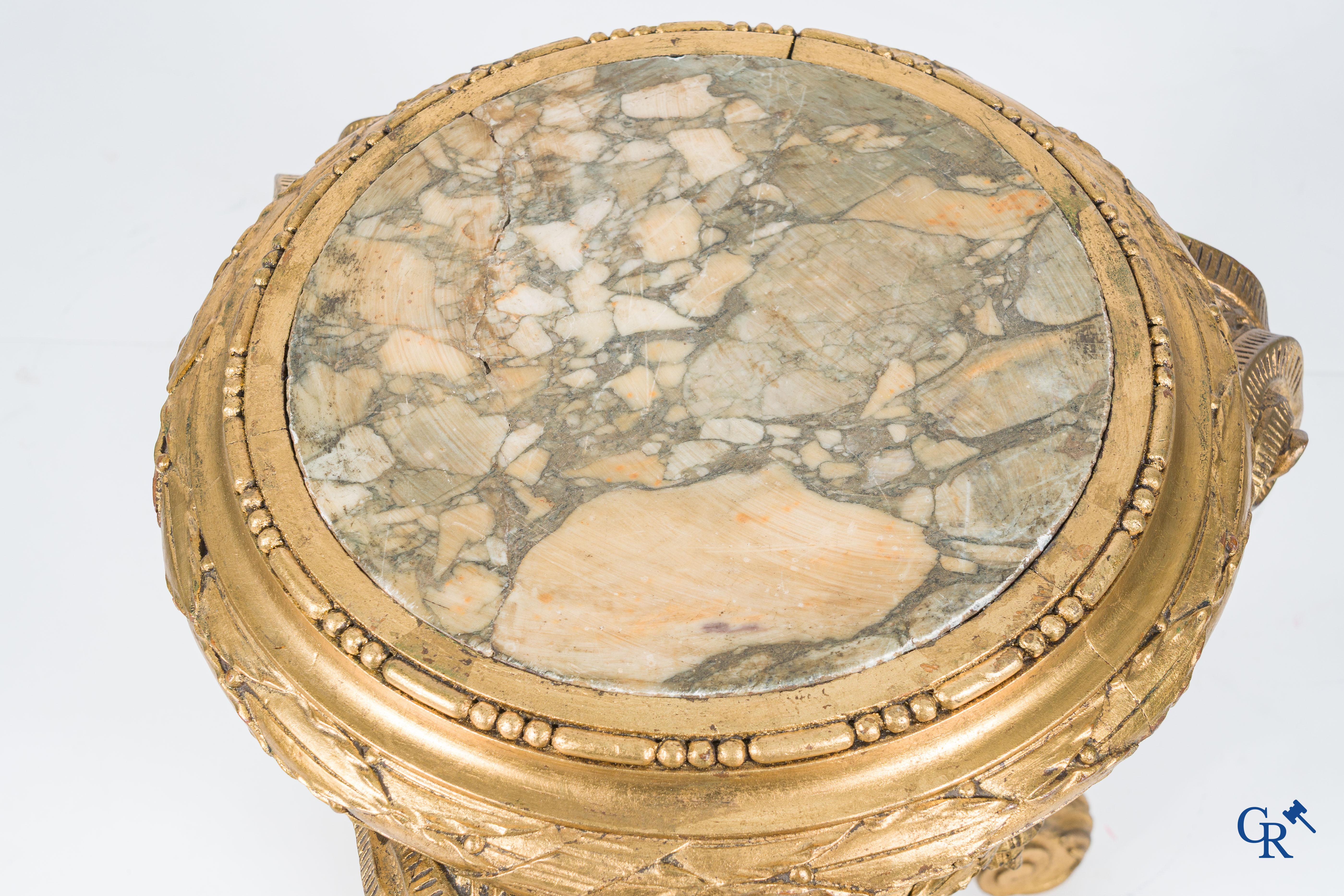 Een grote hout gesculpteerde en vergulde sokkel met rammekoppen en guirlandes in LXVI-stijl. Circa 1900.