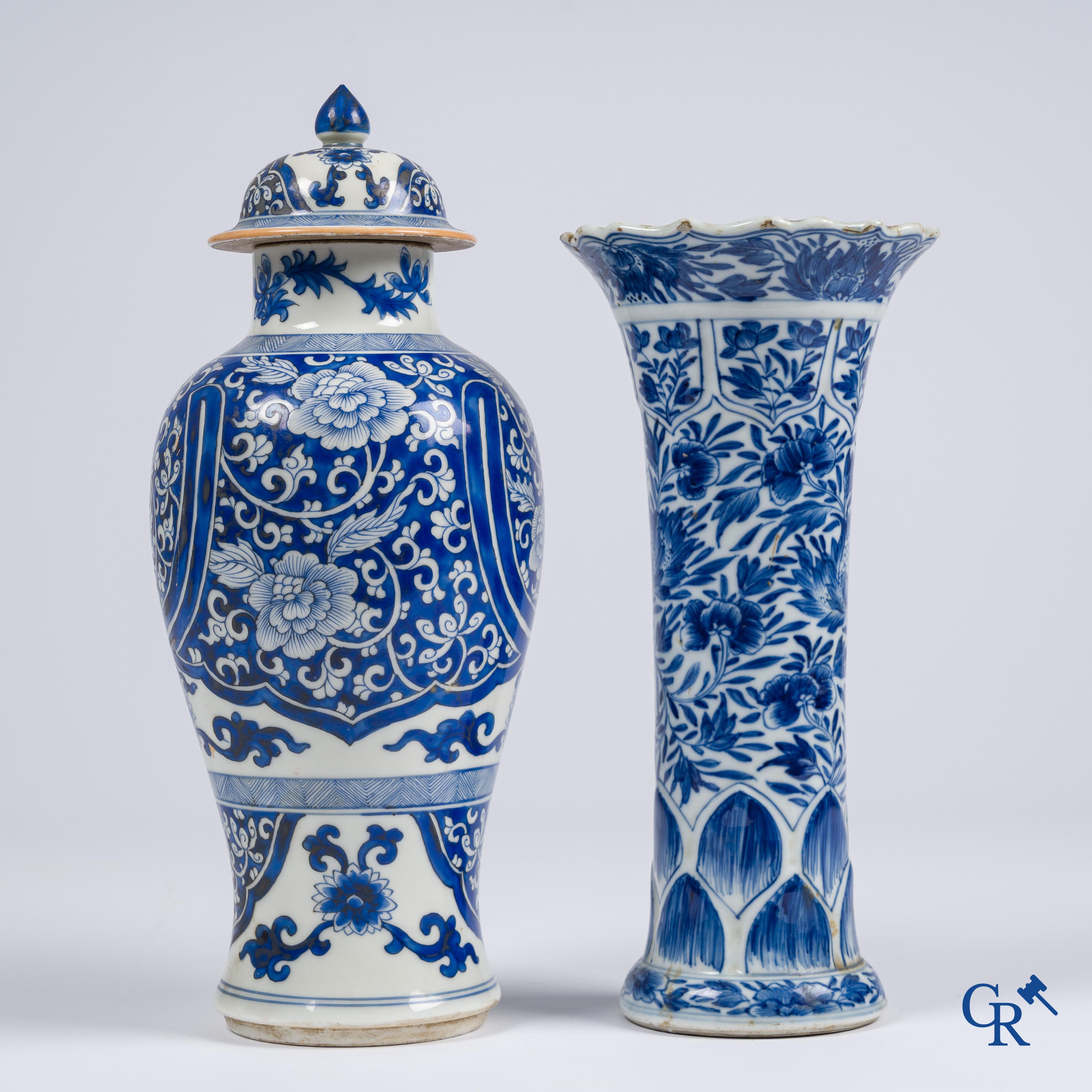 Art Asiatique, porcelaine de Chine. 2 vases bleu et blanc. 18ème siècle.