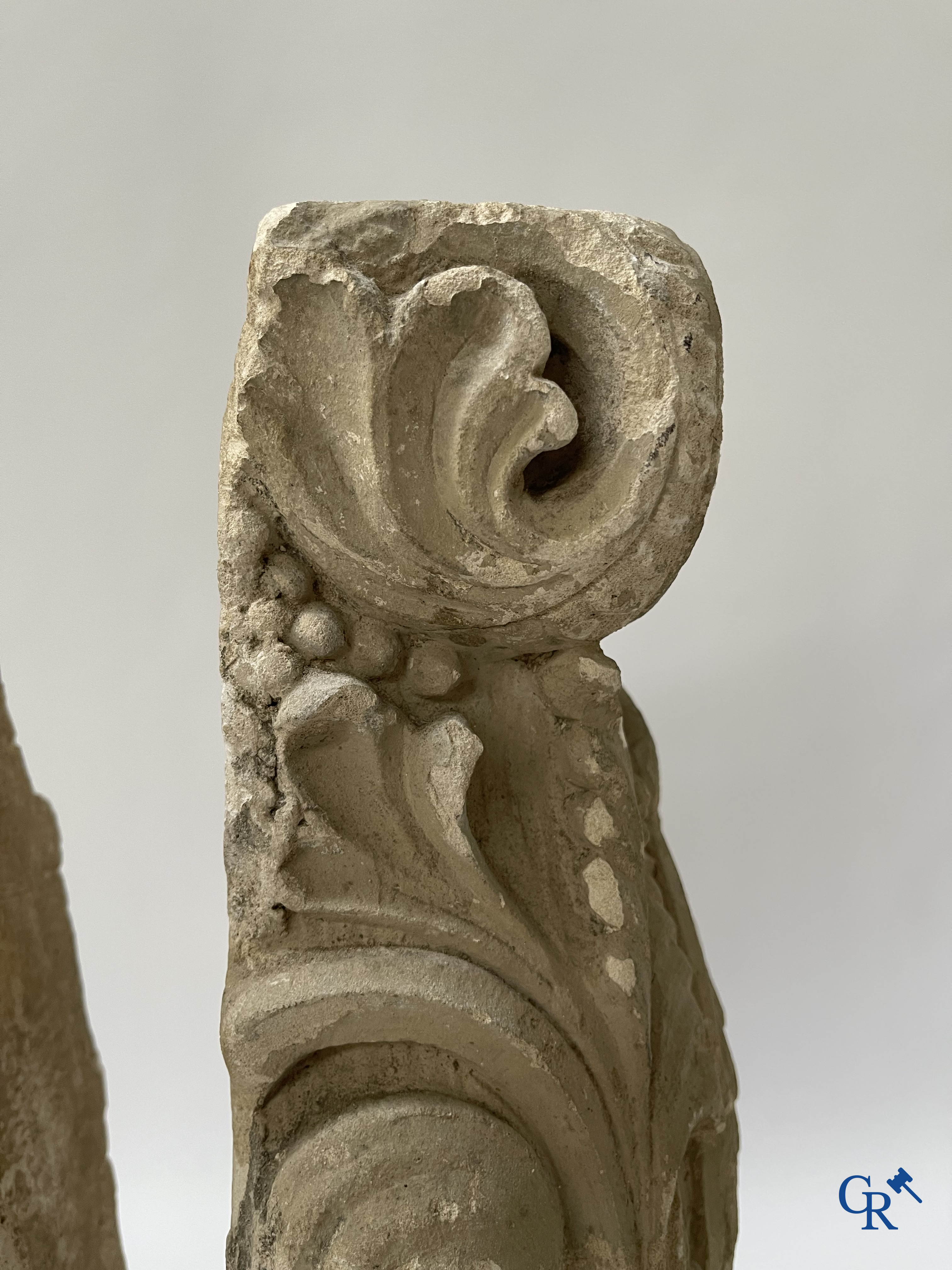 Paar gebeeldhouwde kalkstenen kapitelen. Frankrijk, hoogstwaarschijnlijk Champagnestreek, XIIe eeuw.