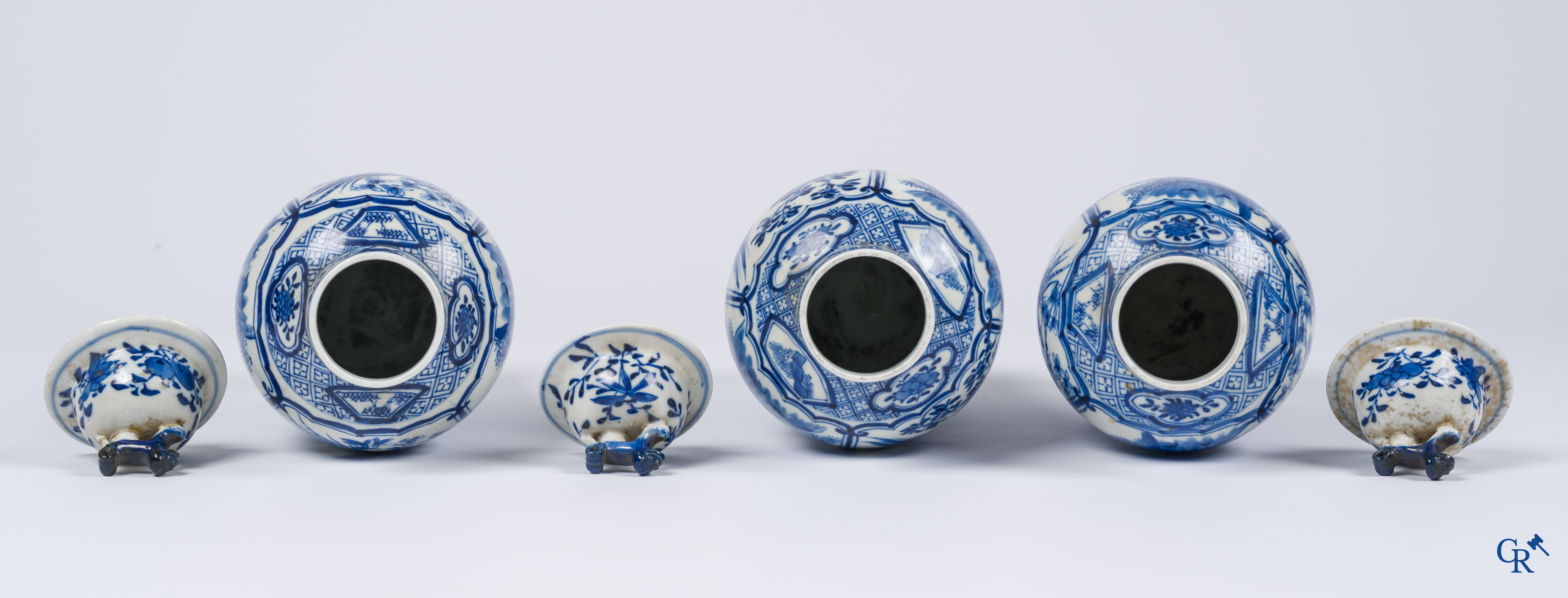 Aziatica, Chinees porselein. Een reeks van 3 Chinese blauw-wit dekselvazen. Kangxi-merk.