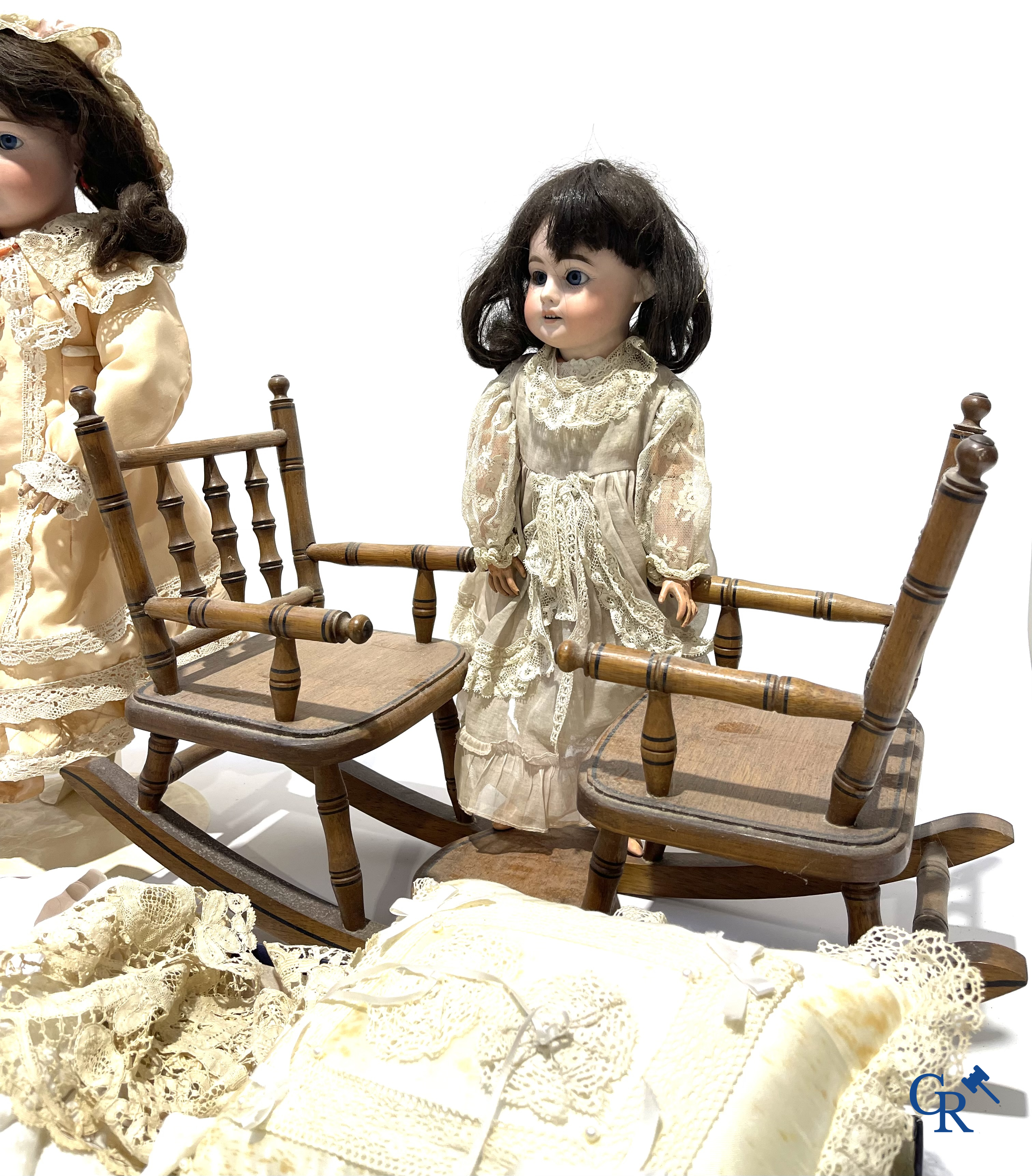 Old toys, a lot of 4 antique dolls with porcelain head, doll attributes, clothes and others.