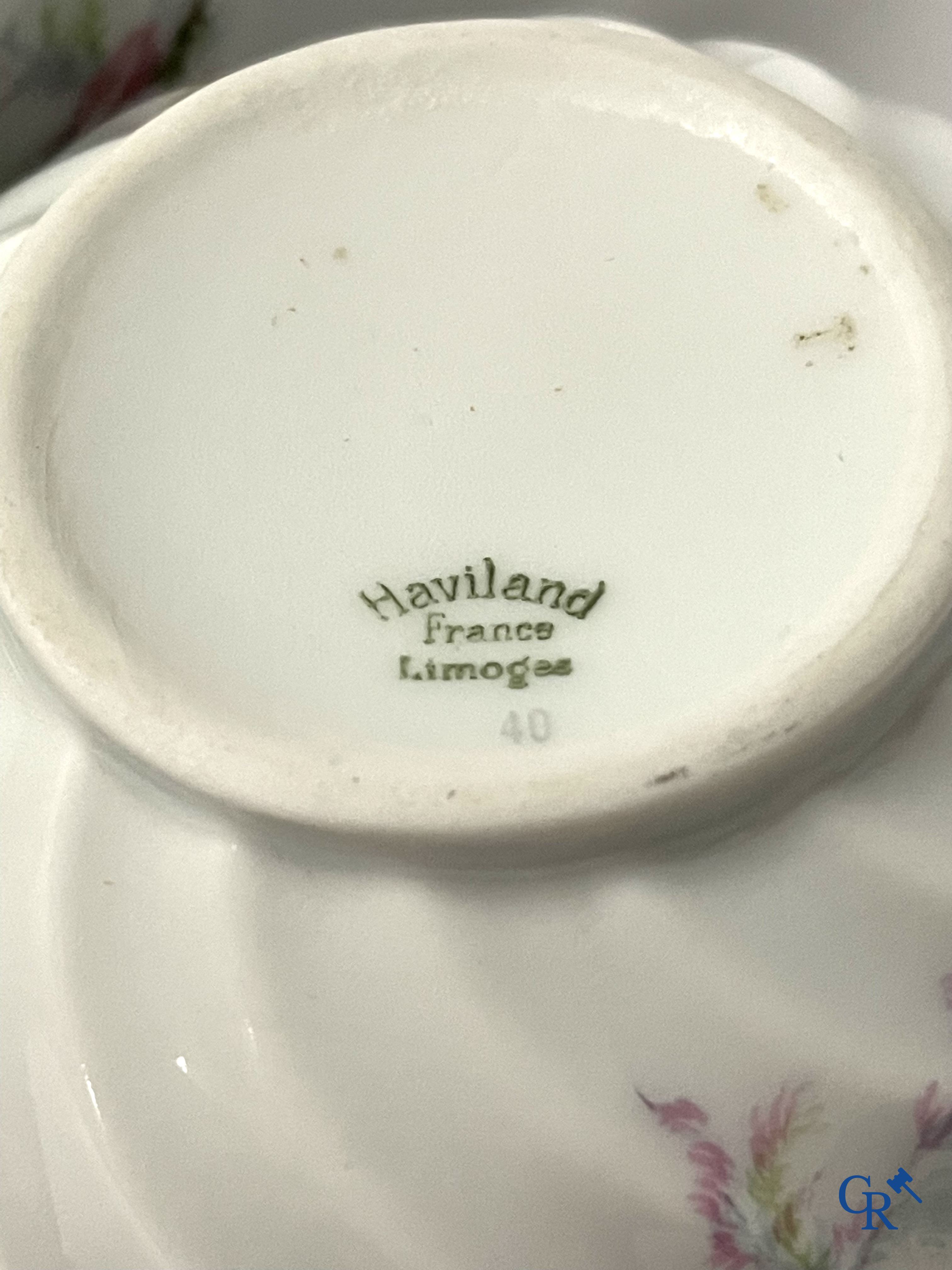 Haviland Limoges. Een uitgebreid handgeschilderd koffieservies in Frans porselein. Circa 1900.