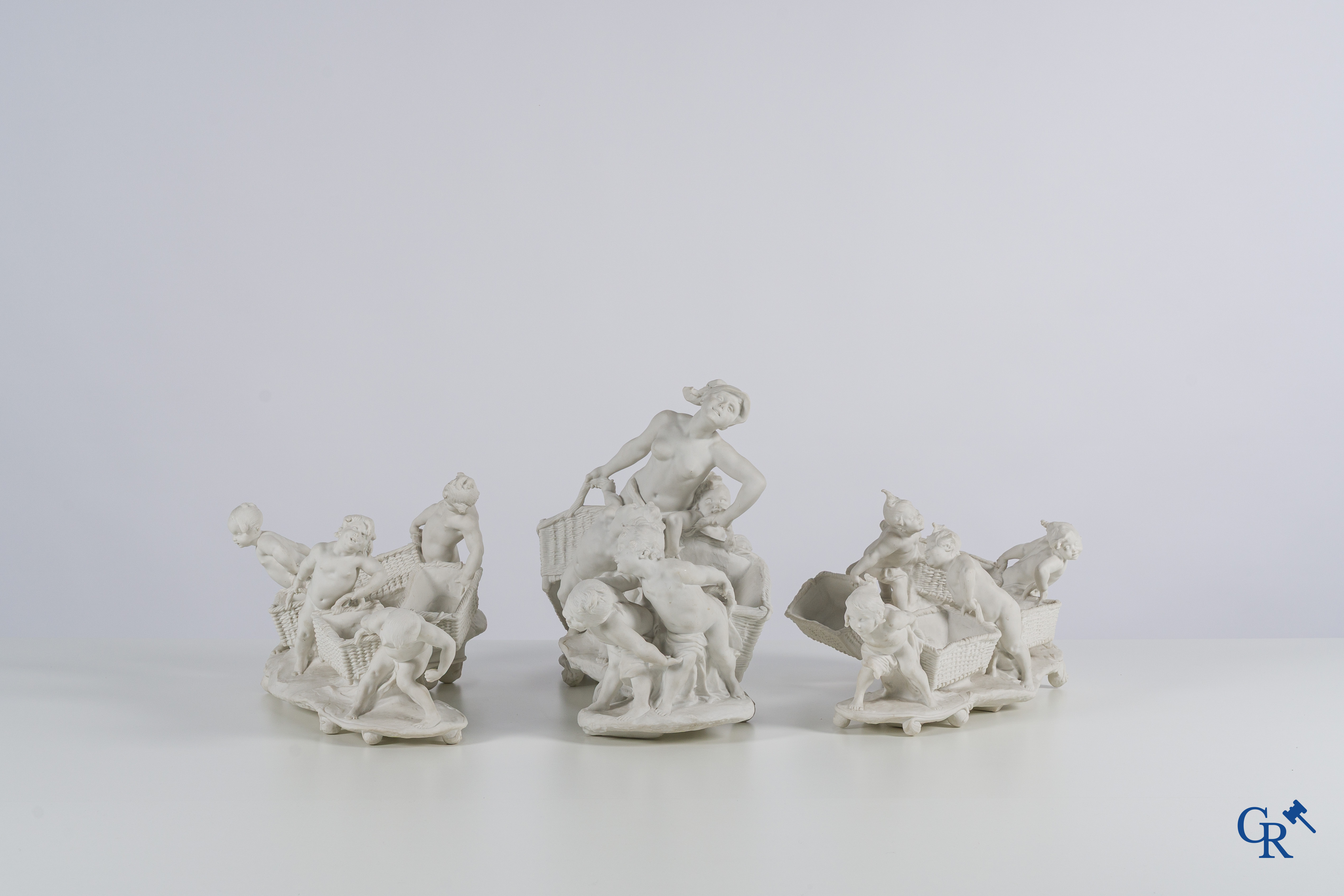 Jules Cheret (1836-1932) & Manufacture de Sèvres. Uitzonderlijk 3-delige Milieu de table, "Farandole d'amours".